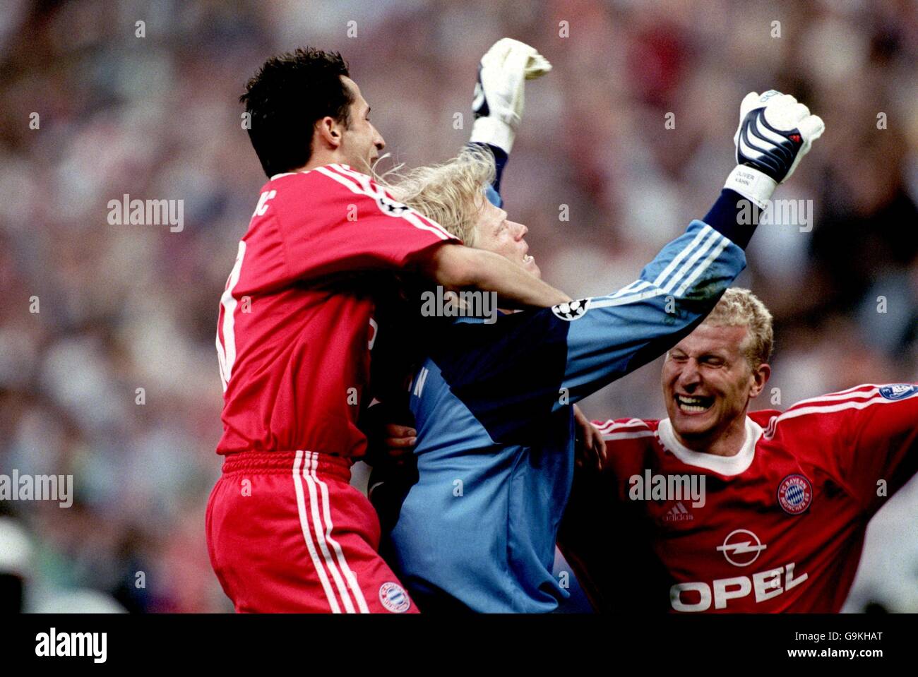 Die Bayern München führen Hasan Salihamidzic (l) und Carsten Jancker (r) Um Teamkollegen Oliver Kahn zu gratulieren, nachdem er das entscheidende gerettet hatte Strafe Stockfoto