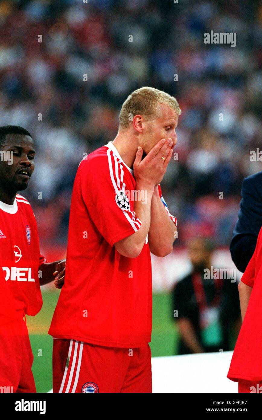 Carsten Jancker von Bayern München ist von Emotionen überwältigt Tritt