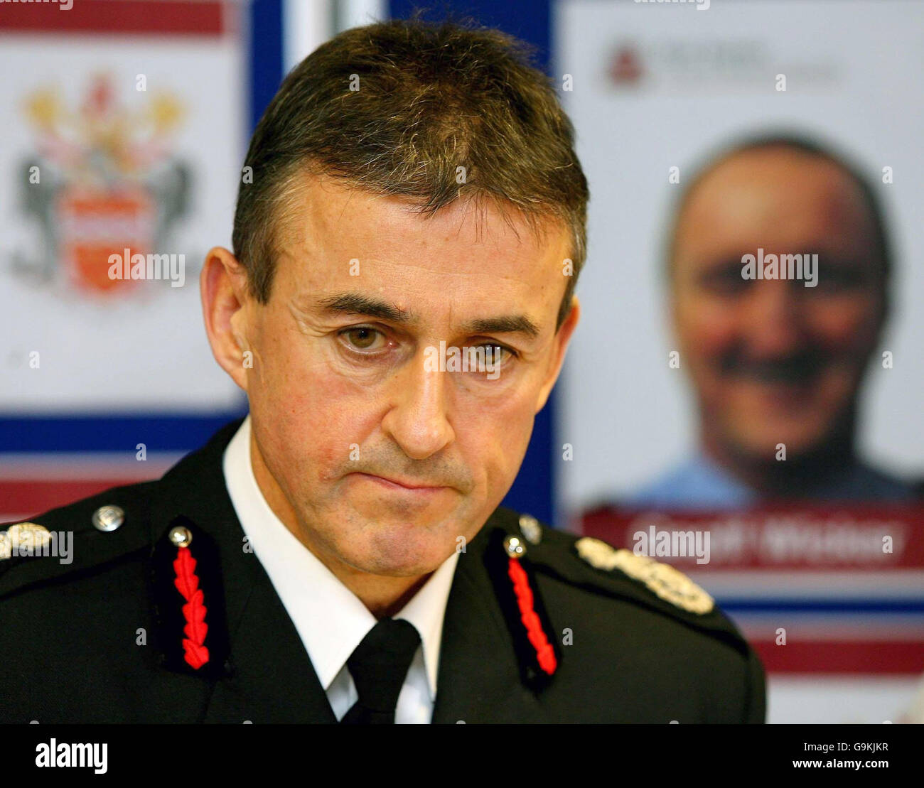 East Sussex Chief Fire Officer des Prichard würdigt Kollegen, die bei einem Brand im Rahmen einer Pressekonferenz im Fire Headquarters in Eastbourne bei Festival Fireworks in Shortgate, nahe Lewes, East Sussex, ihr Leben verloren haben. Stockfoto