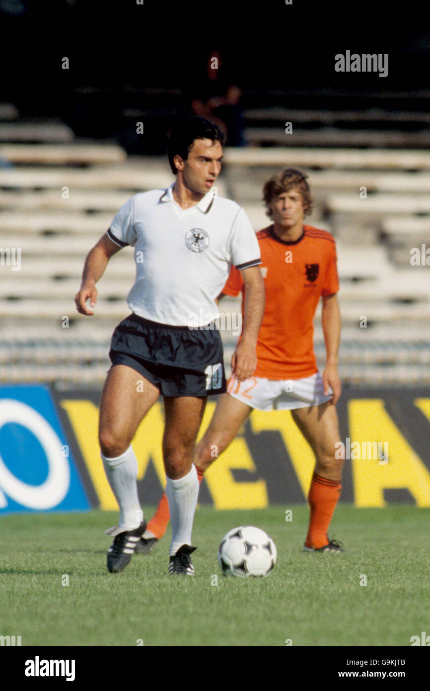 Fußball - Europameisterschaften 1980 - Gruppe 1 - Holland gegen ...
