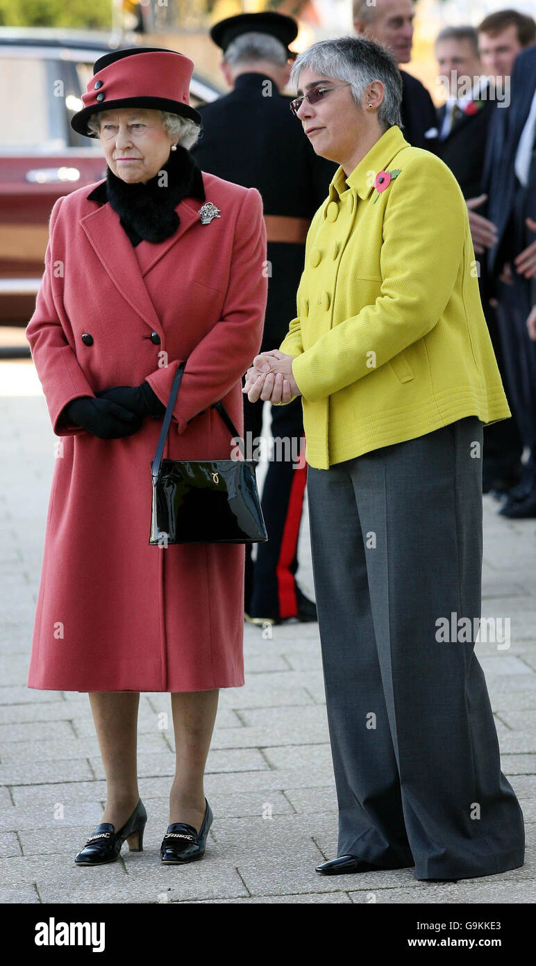 Die britische Königin Elizabeth II. Verlässt in Begleitung von Cheflehrer Yasmin Maskatiya das Thomas Bennett Community College in Crawley, West Sussex. Stockfoto