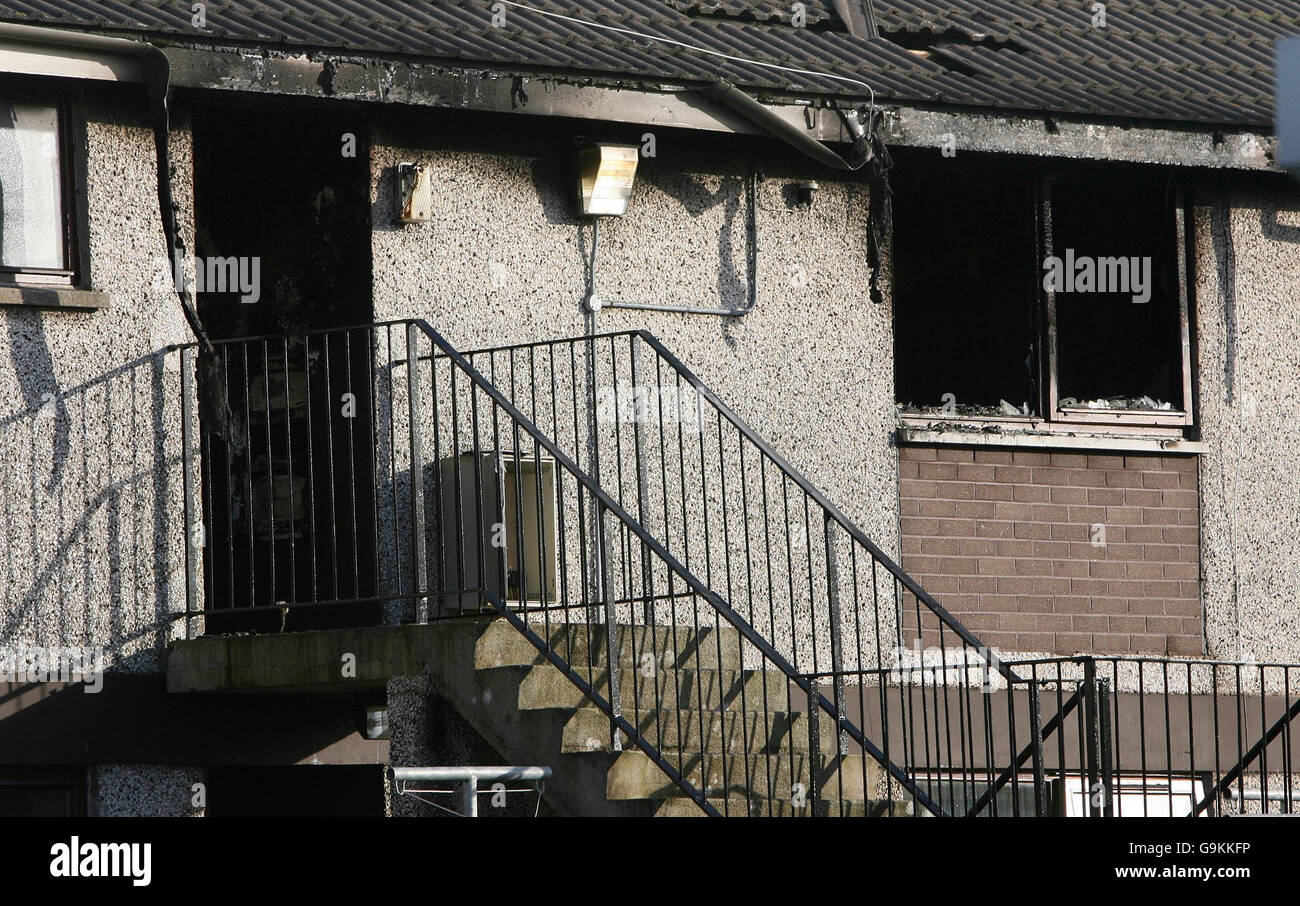 Frau stirbt im Feuer von Antrim. Eine ausgebrannte Wohnung im ersten Stock in Antrim, in der eine Frau in ihren Dreißigern starb. Stockfoto