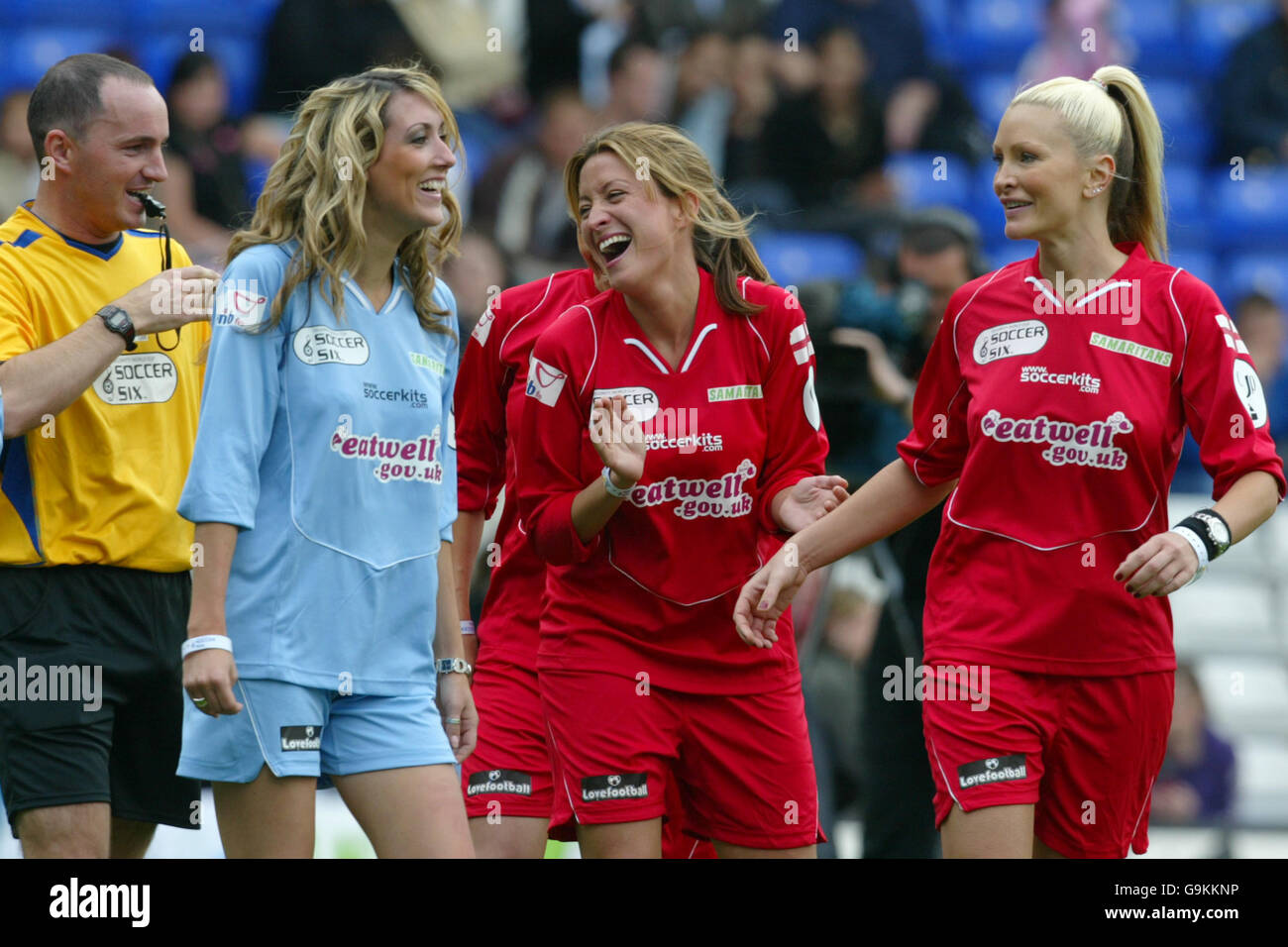 Carrie Watson von Beauty and the Geek von Soccer Six (l) Witze mit Rebecca Loos (c) und Caprice (r) Stockfoto