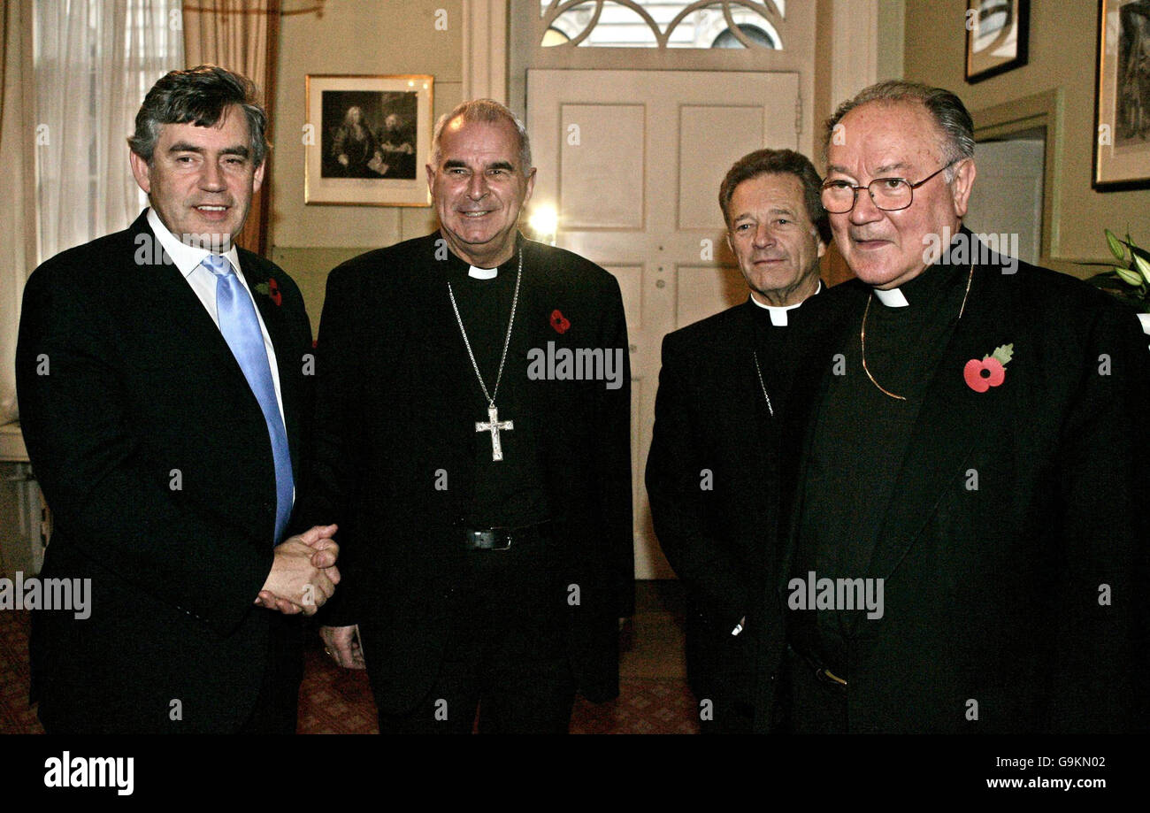 Der britische Schatzkanzler Gordon Brown (links) trifft sich mit den religiösen Führern Kardinal Keith O'Brien, (2. Links) Erzbischof Faustino Sainz Munoz, Apostolischer Nuntius in Großbritannien (2. Rechts) und Kardinal Renato Martino, Präsident des Päpstlichen Rates für Gerechtigkeit und Frieden, in der Downing Street 11 im Zentrum von London. Headline: POLITIK Brown Stockfoto