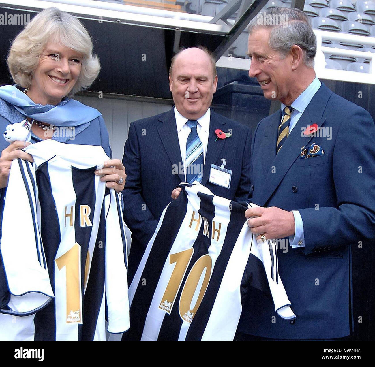 Der Prinz von Wales und die Herzogin von Cornwall werden während eines Besuchs im St James' Park von Clubvorsitzendem Freddy Shepherd (Mitte) mit Newcastle United Trikots überreicht. Stockfoto
