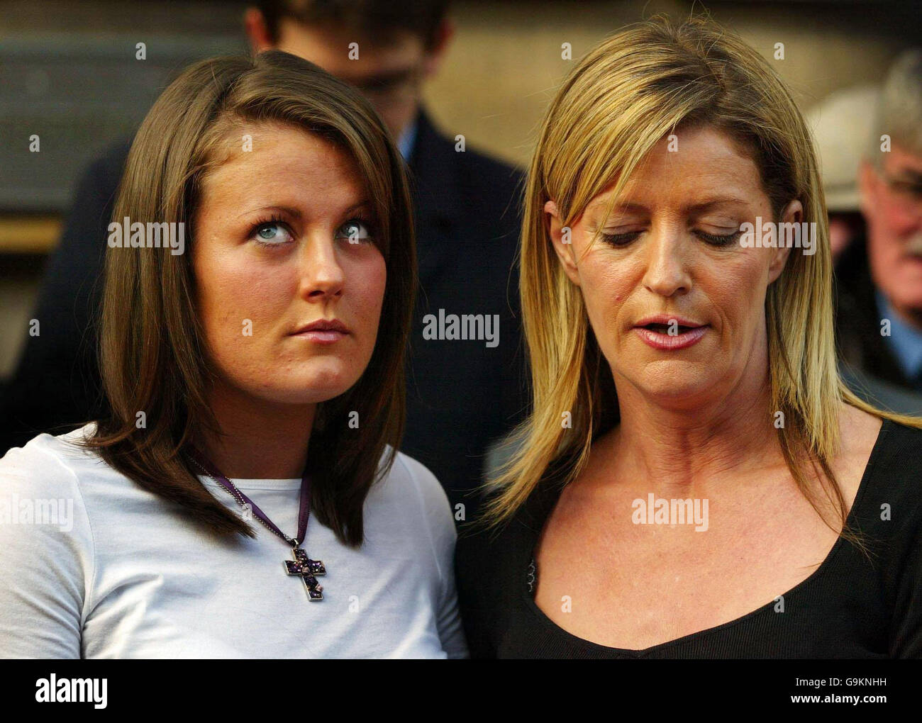 Schwester Samantha und Mutter Angela (rechts) des ermordeten Kriss Donald verlassen nach Beendigung des Prozesses das High Court in Edinburgh. Stockfoto