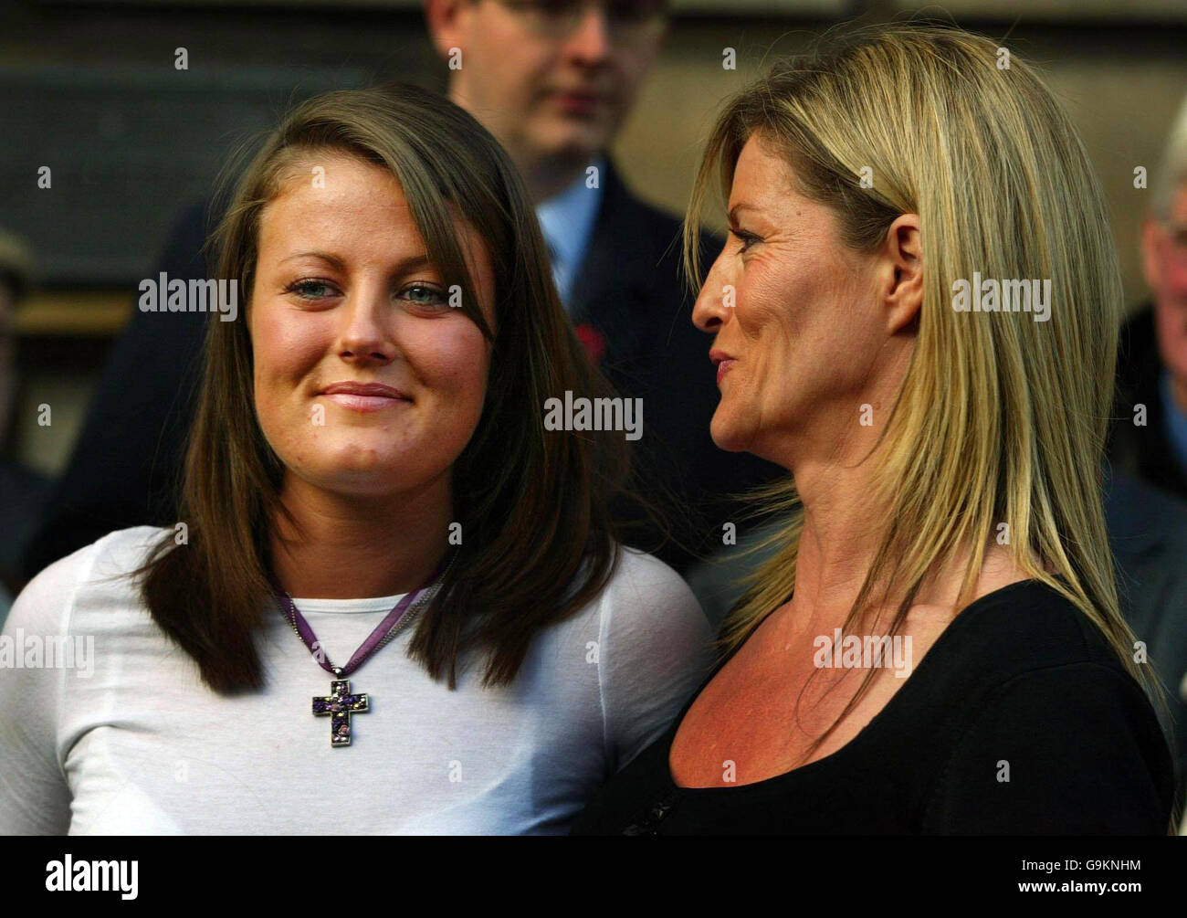 Schwester Samantha und Mutter Angela (rechts) des ermordeten Kriss Donald verlassen nach Beendigung des Prozesses das High Court in Edinburgh. Stockfoto