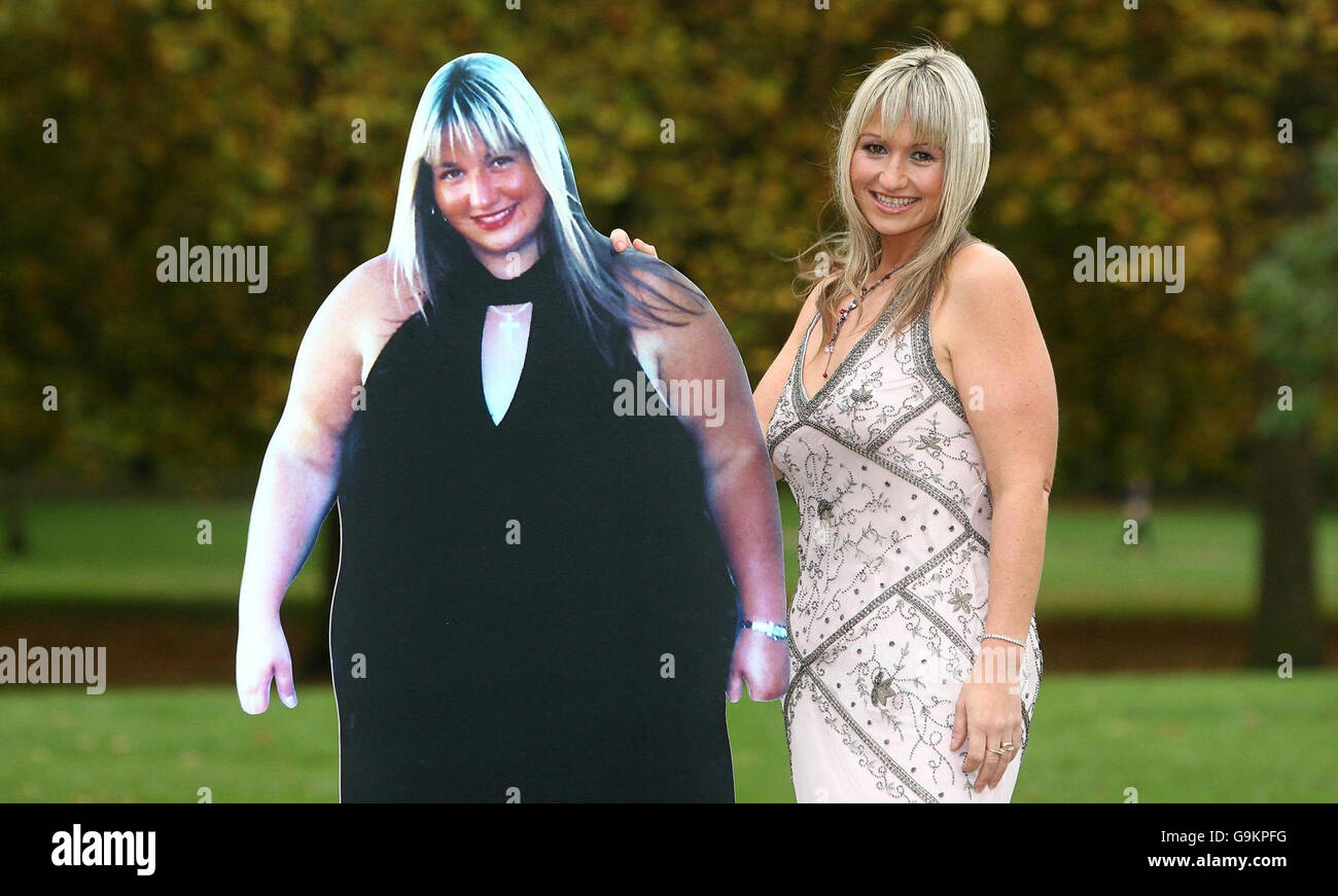 Sarah Chivers, die britische Gewinnerin des Wettbewerbs „Frau des Jahres 2006 in der Slimming World“, verlor 12 Steine, von 22 Steinen 10 Pfund auf 10 Steinen 10 Pfund mit einem Karton-Ausschnitt, wie sie früher aussiehe, vor dem Ritz Hotel in London. Stockfoto