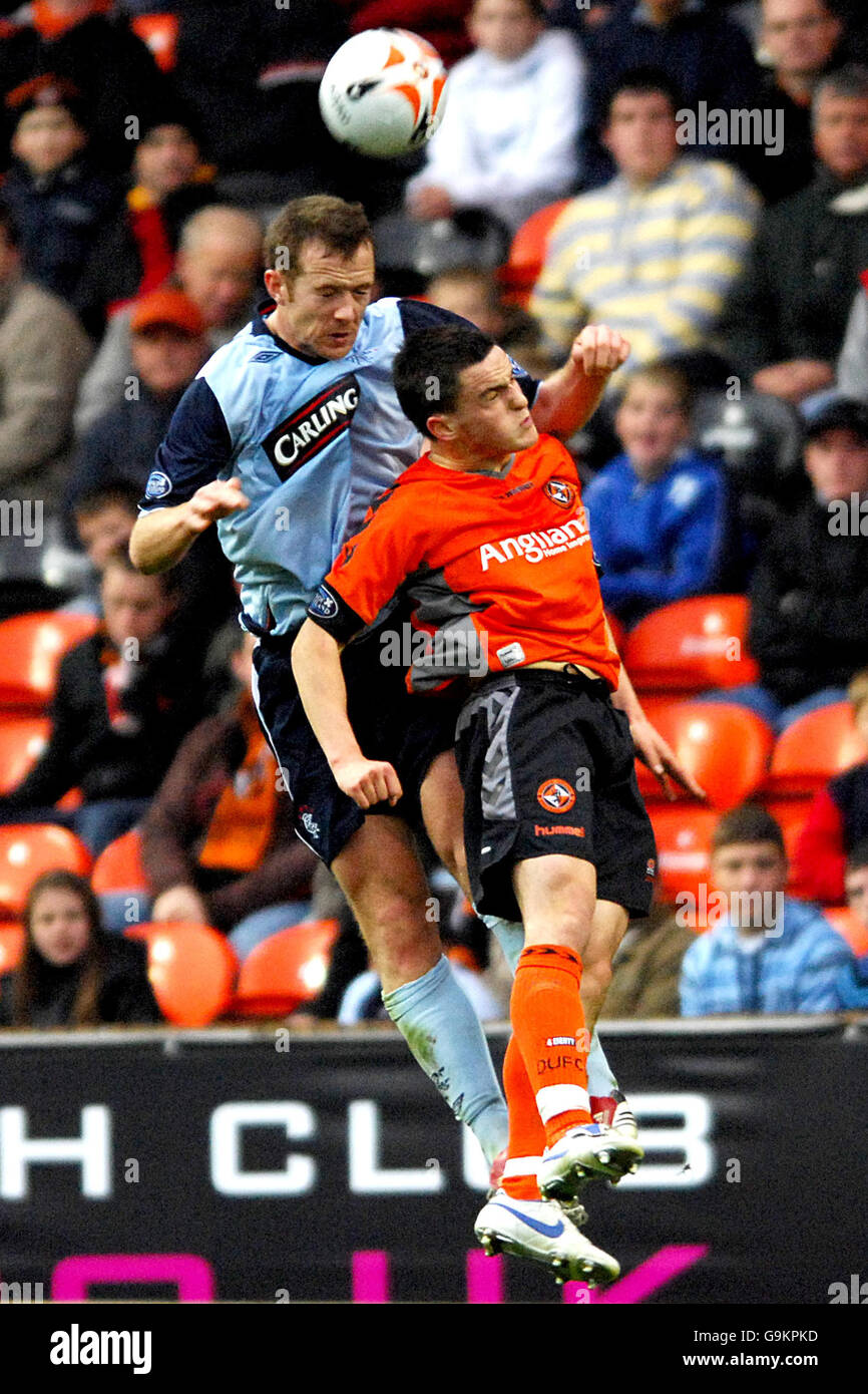 Fußball - Bank of Scotland Premier Division - Dundee United / Rangers - Tannadice Park. Craig conway (r) von Dundee United und Charles Adam von den Rangers springen um den Ball Stockfoto