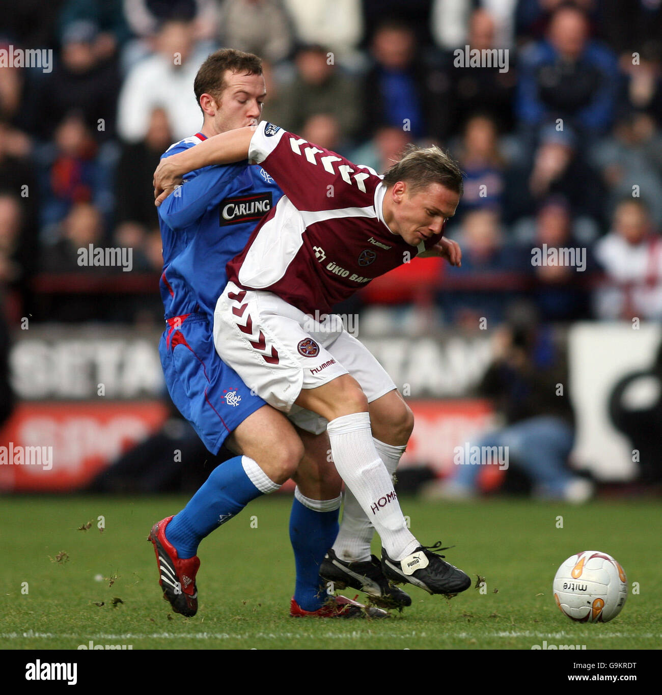 Fußball - Bank of Scotland Premier Division - Heart of Midlothian gegen Glasgow Rangers - Tynecastle Stadium. Im Herzen von Midlothians Nerijus Barasa und Rangers' Charles Adam. Stockfoto