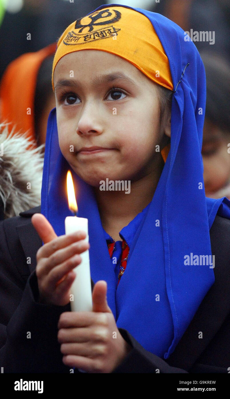 Sharan Kaur, neun, nimmt an einer Gebetsvigil im Pilrig Park in Edinburgh Teil, wo einem Sikh-Teenager bei einem Rassenangriff am vergangenen Dienstagabend die Haare abgehackt wurden. Stockfoto