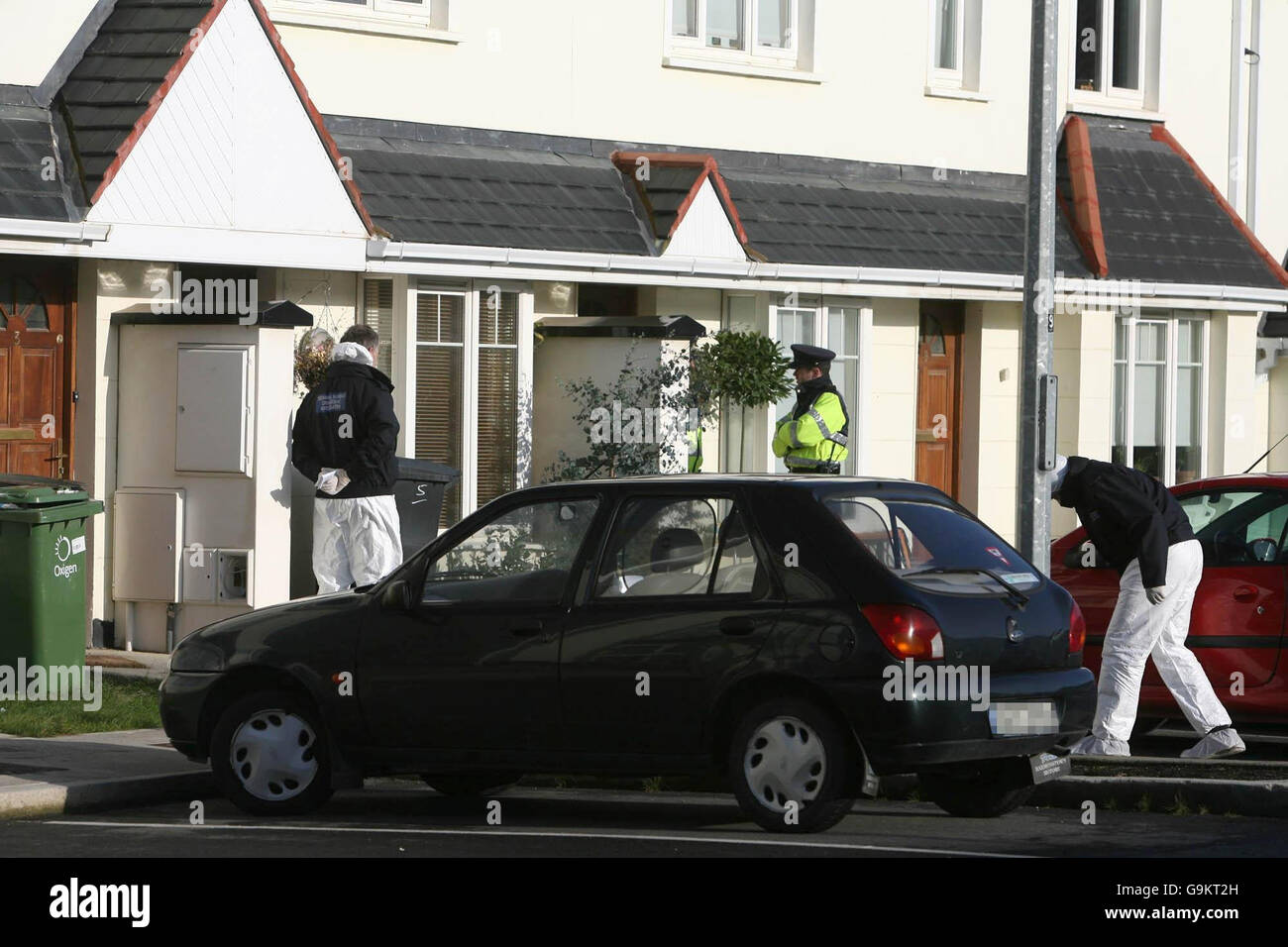 Gardai untersucht die Szene, in der eine Mutter im Norden Dublins in einer scheinbaren Auftragsmorde niedergeschossen wurde. Stockfoto