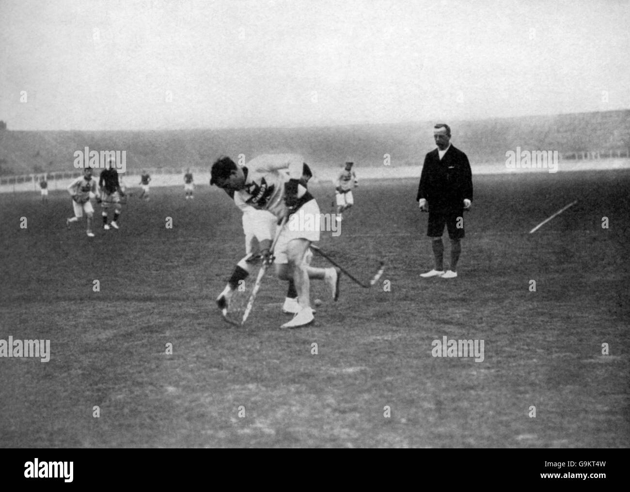 Lacrosse - London Olympic Games 1908 - Finale - Großbritannien gegen Kanada - White City. Kanadas Kapitän Paddy Brennan kämpft um den Ball Stockfoto