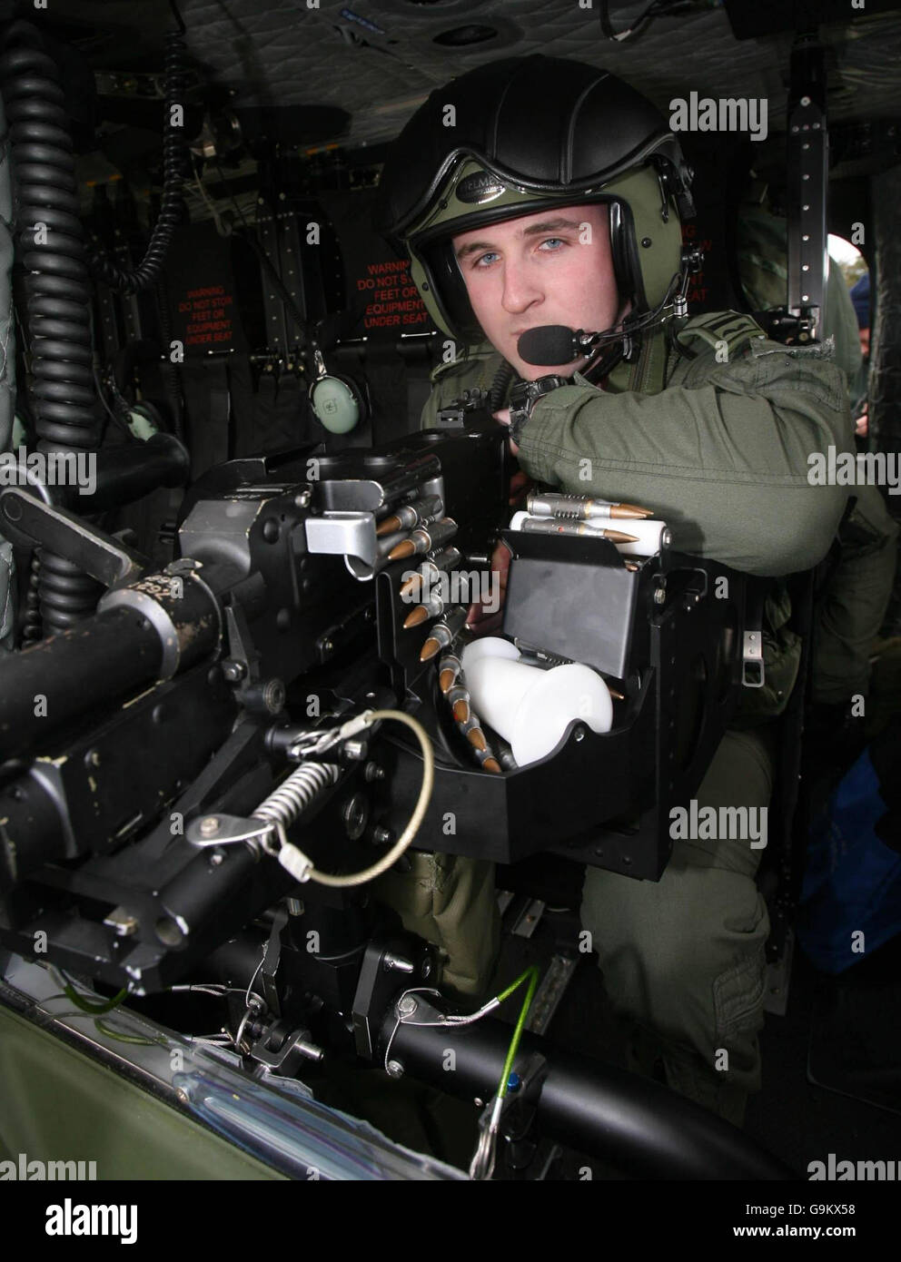 LT. James O'Reilly mit einem Mehrzweck-Maschinengewehr vor der Tür eines von zwei kürzlich erworbenen Agusta Westland AW139-Hubschraubern im Air Corps Headquarters im Flugplatz Baldonnel Stockfoto