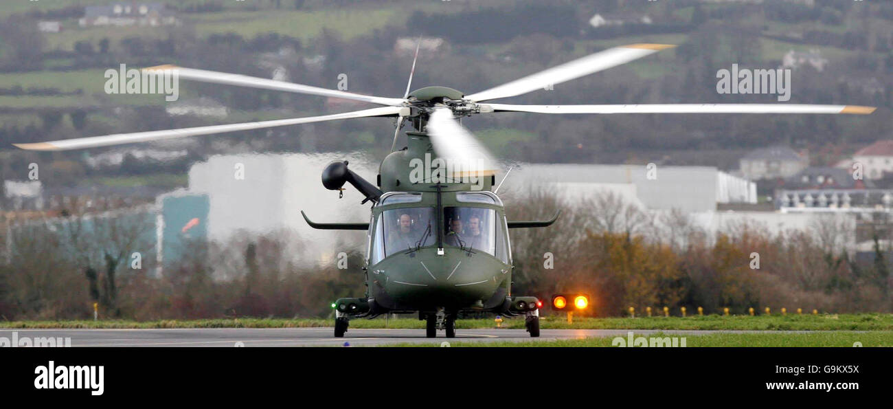 Eines von zwei kürzlich erworbenen Agusta Westland AW139 Hubschrauber Taxis am Air Corps Hauptsitz in Baldonnel Aerodrome. Stockfoto