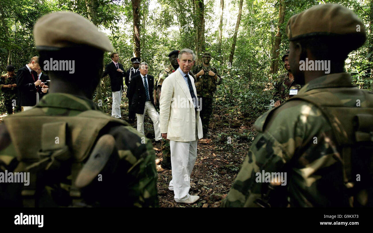 Der Prinz von Wales trifft auf MITARBEITER VON IMATT (International Military Advisory and Training Team Sierra Leone), während er die Dschungelkriegsschule am Guam Dam in der Nähe von Freetown, Sierra Leone, besucht. Stockfoto