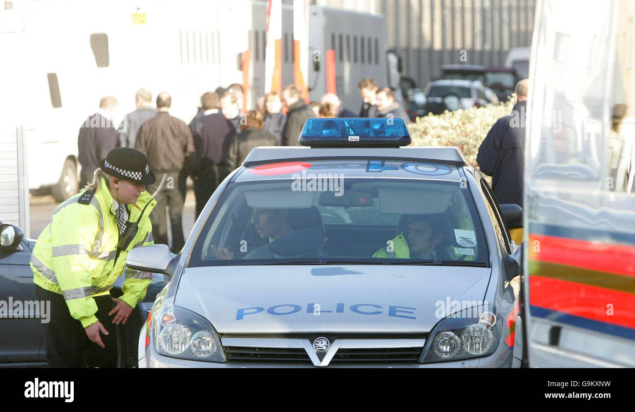 Die Polizei befindet sich heute vor dem Einreisegefängnis Harmondsworth in der Nähe von Heathrow, nachdem mehrere Brände im Inneren entzündet wurden und in allen vier Flügeln Störungen verursacht haben. Stockfoto