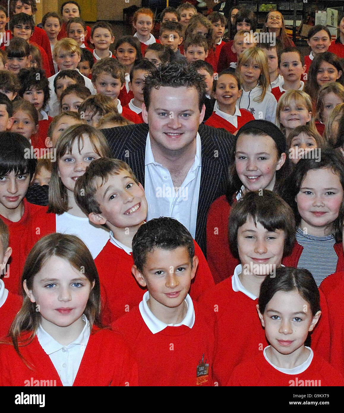 Der ehemalige Snookerweltmeister Shaun Murphy besucht die Kinder der Scarcroft Primary School in York. Stockfoto