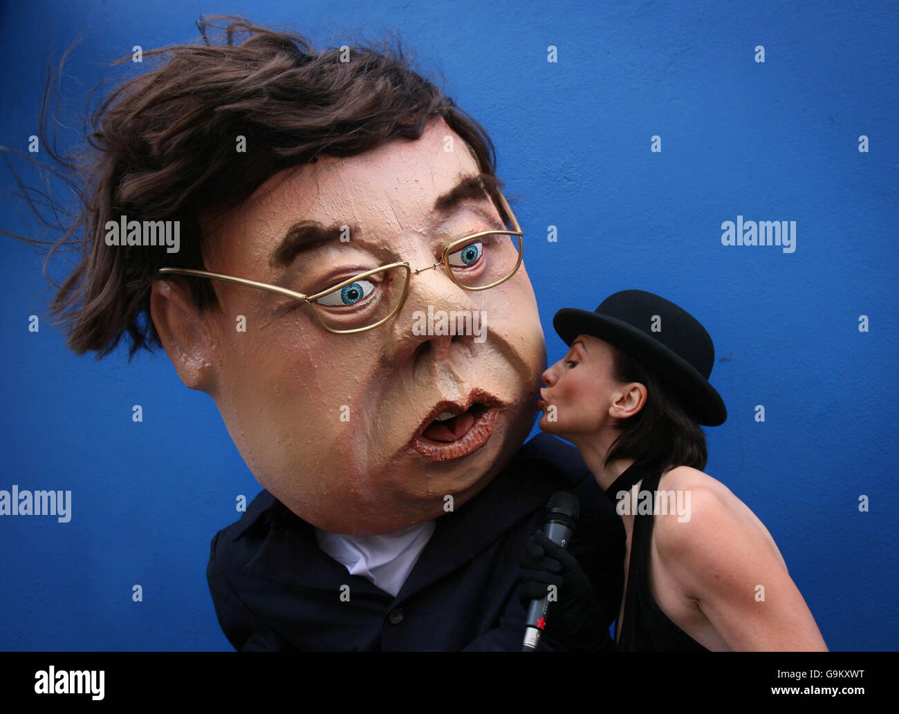 Die Sängerin Karen Egan küsst einen Charakter des Finanzministers Brian Cowan bei einer Fotozelle in Temple Bar in Dublin von Non-Profit-Kunstgruppen, die gegen die 21% Steuer auf Preformers, die nicht in Irland wohnen, erhoben wurden. Stockfoto