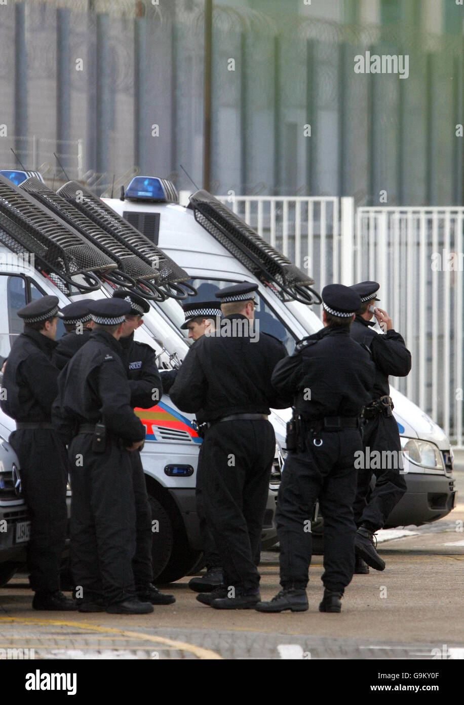 Die Polizei befindet sich heute vor dem Einreisegefängnis Harmondsworth in der Nähe von Heathrow, nachdem mehrere Brände im Inneren entzündet wurden und in allen vier Flügeln Störungen verursacht haben. Stockfoto