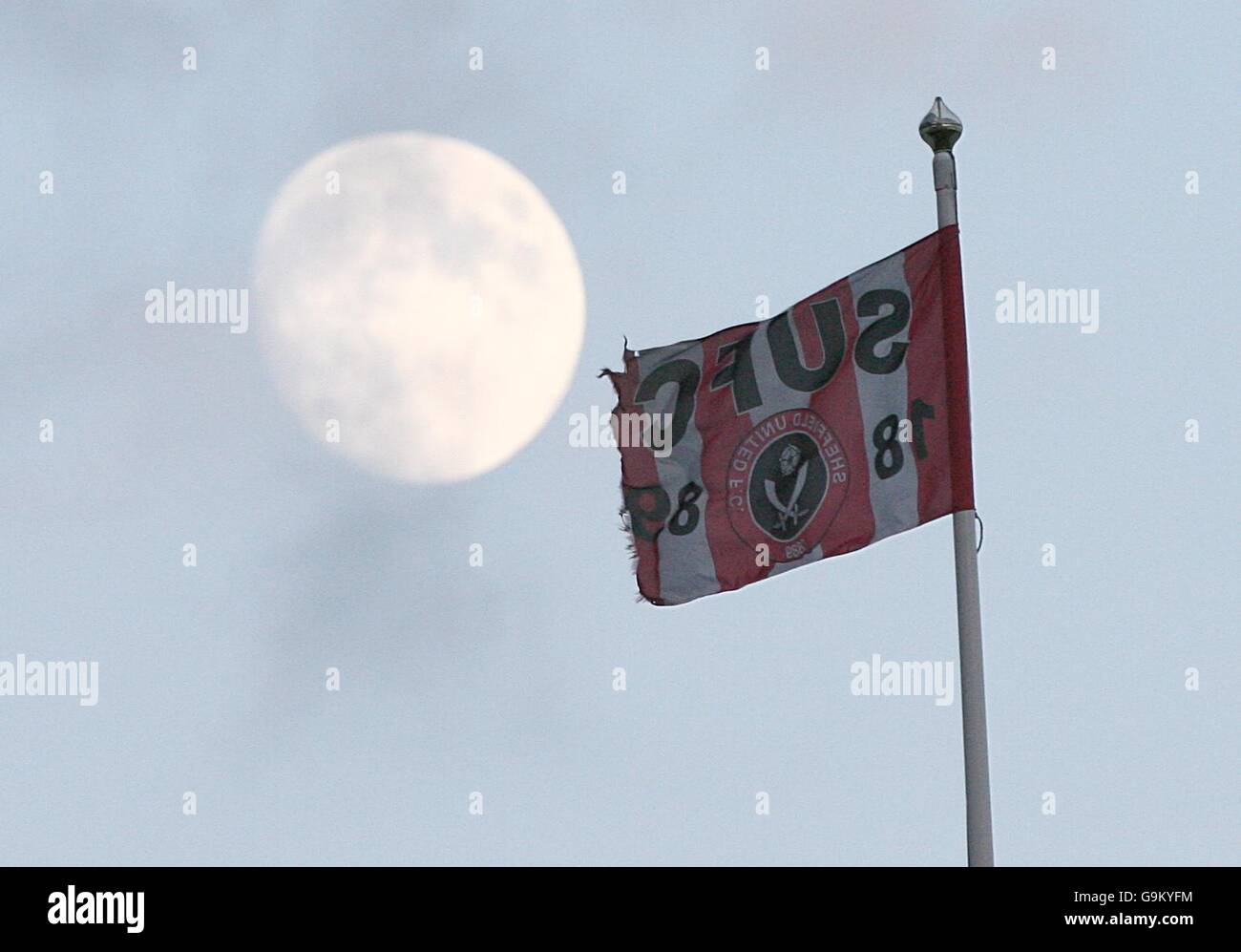 Soccer - FA Barclays Premiership - Sheffield United / Charlton Athletic - Bramall Lane. Ein Blick auf den Mond über der Tribüne. Stockfoto