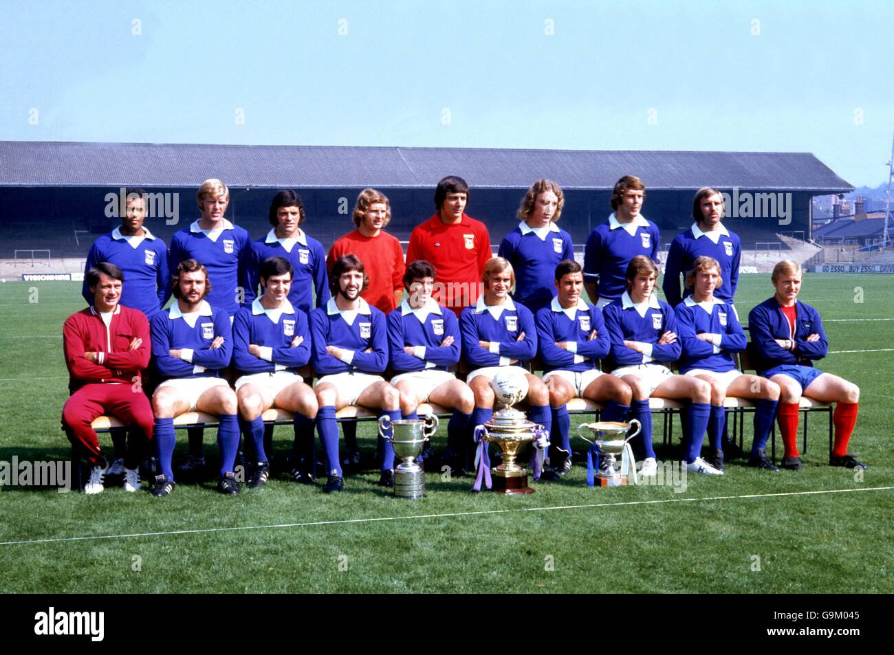 Teamgruppe Ipswich Town: (Hintere Reihe, l-r) John Miller, Geoff Hammond, Peter Morris, Laurie Sivell, David Best, Kevin Beattie, Alan Hunter, Colin Harper (erste Reihe, l-r) Bobby Robson, Ian Collard, Mick Lambert, David Johnson, Bryan Hamilton, Mick Mills, Colin Viljoen, Trevor Whymark, Clive Woods, Trainer Cyril Lea Stockfoto