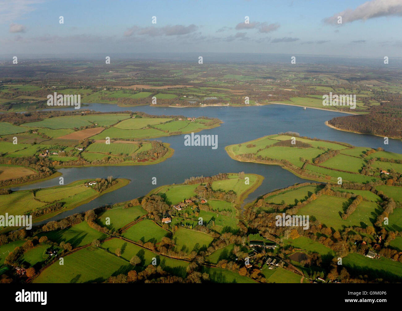 Land, Feilds und die Umwelt. Eine Luftaufnahme des Bewl Water bei Lamberhurst in Kent. Stockfoto