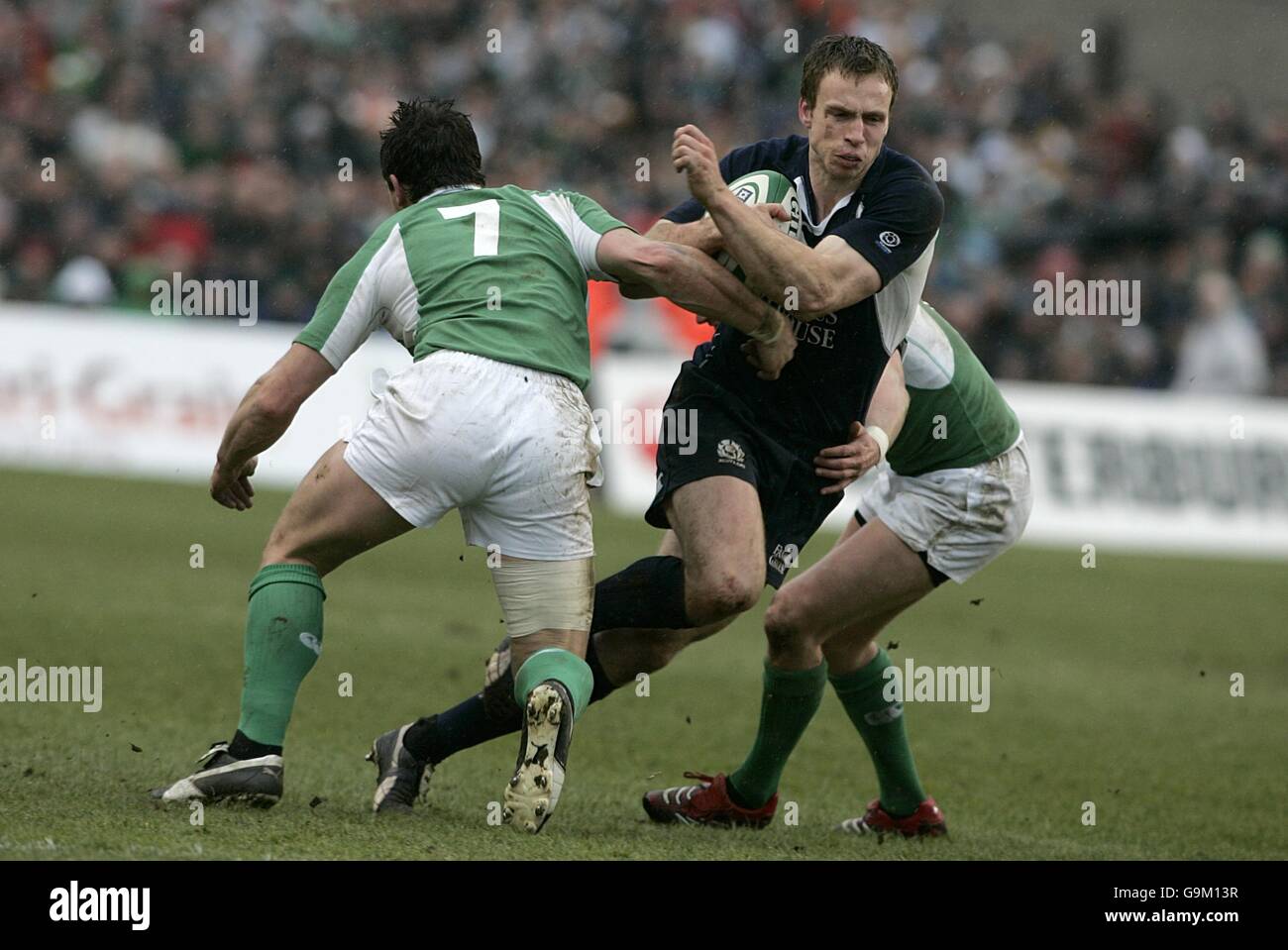 Der schottische Andrew Henderson versucht, dem Angriff Irlands zu entgehen David Wallace Stockfoto