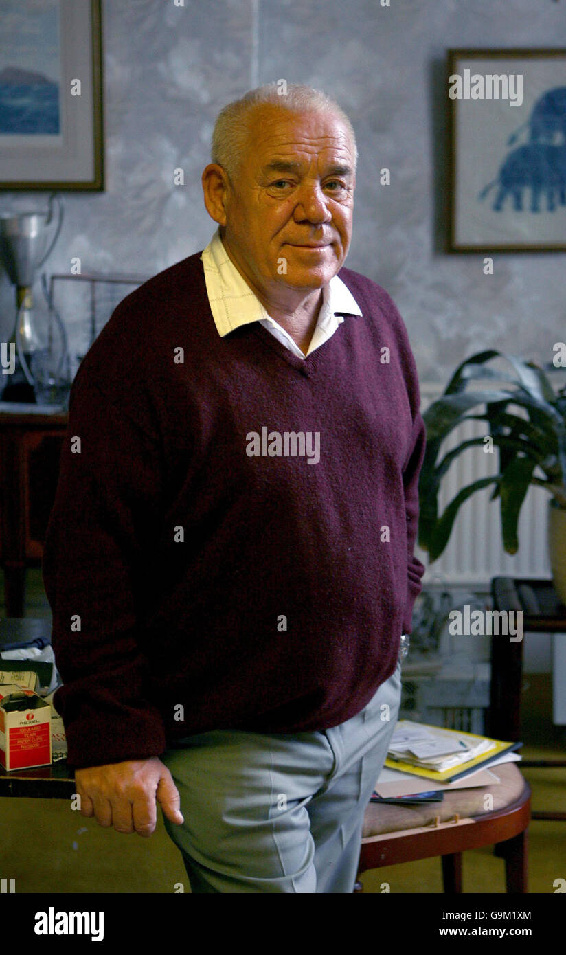 Der erfahrene Segler Tony Bullimore gibt am Mittwoch, den 13. Dezember 2006, in seinem Haus in Bristol ein Interview. Stockfoto