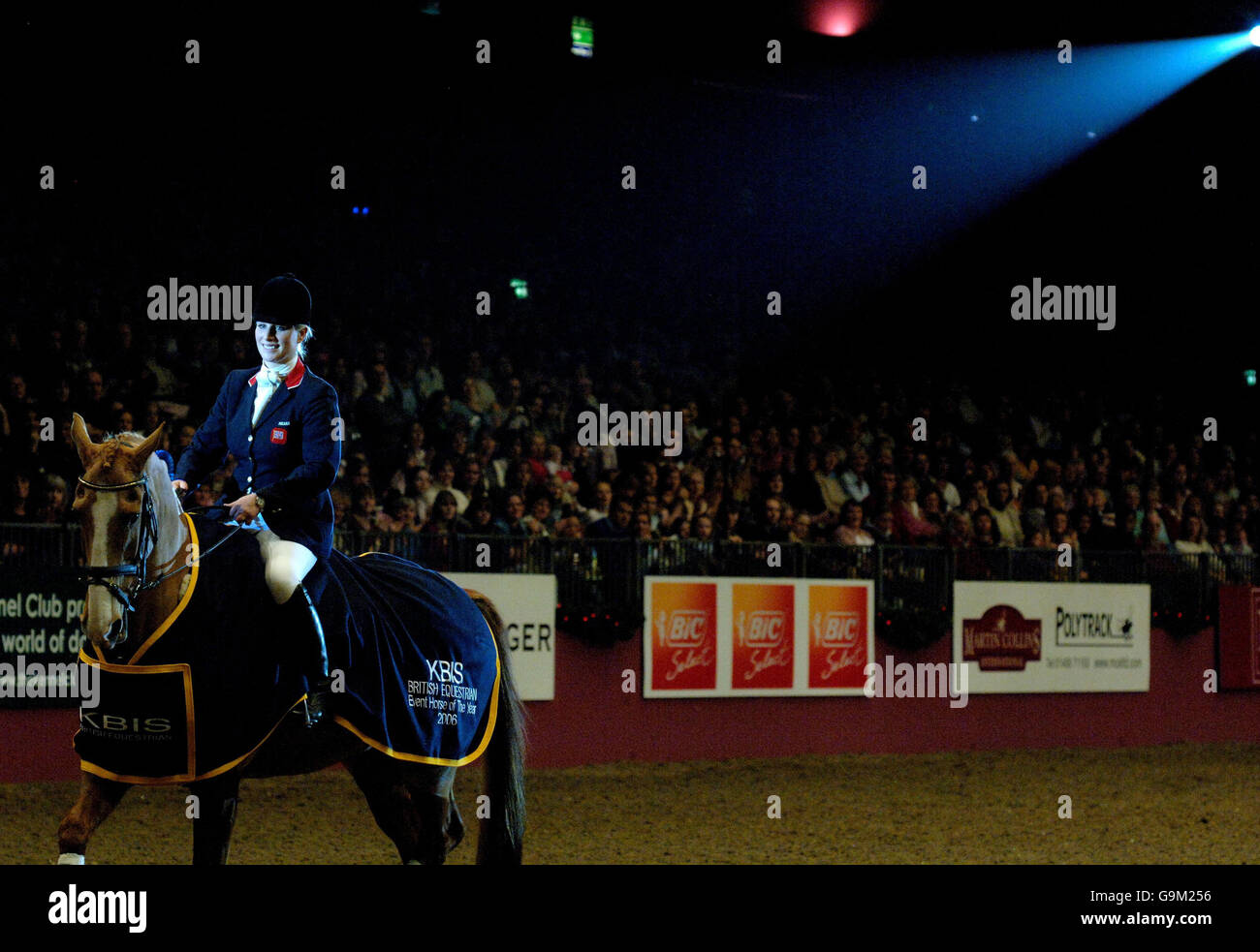 Zara Phillips Riding Toy Town erhält den KBIS British Equestrian Horse of the Year Award für Vielseitigkeit, den ihr Pferd Toy Town während der London International Horse Show in den Olympia Exhibition Halls, London, gewann. Stockfoto