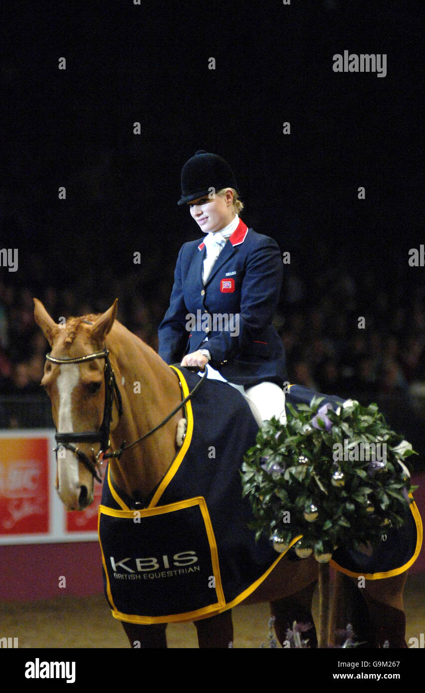 Zara Phillips Riding Toy Town erhält den KBIS British Equestrian Horse of the Year Award für Vielseitigkeit, den ihr Pferd Toy Town auf der London International Horse Show in den Olympia Exhibition Halls in London gewann. Stockfoto