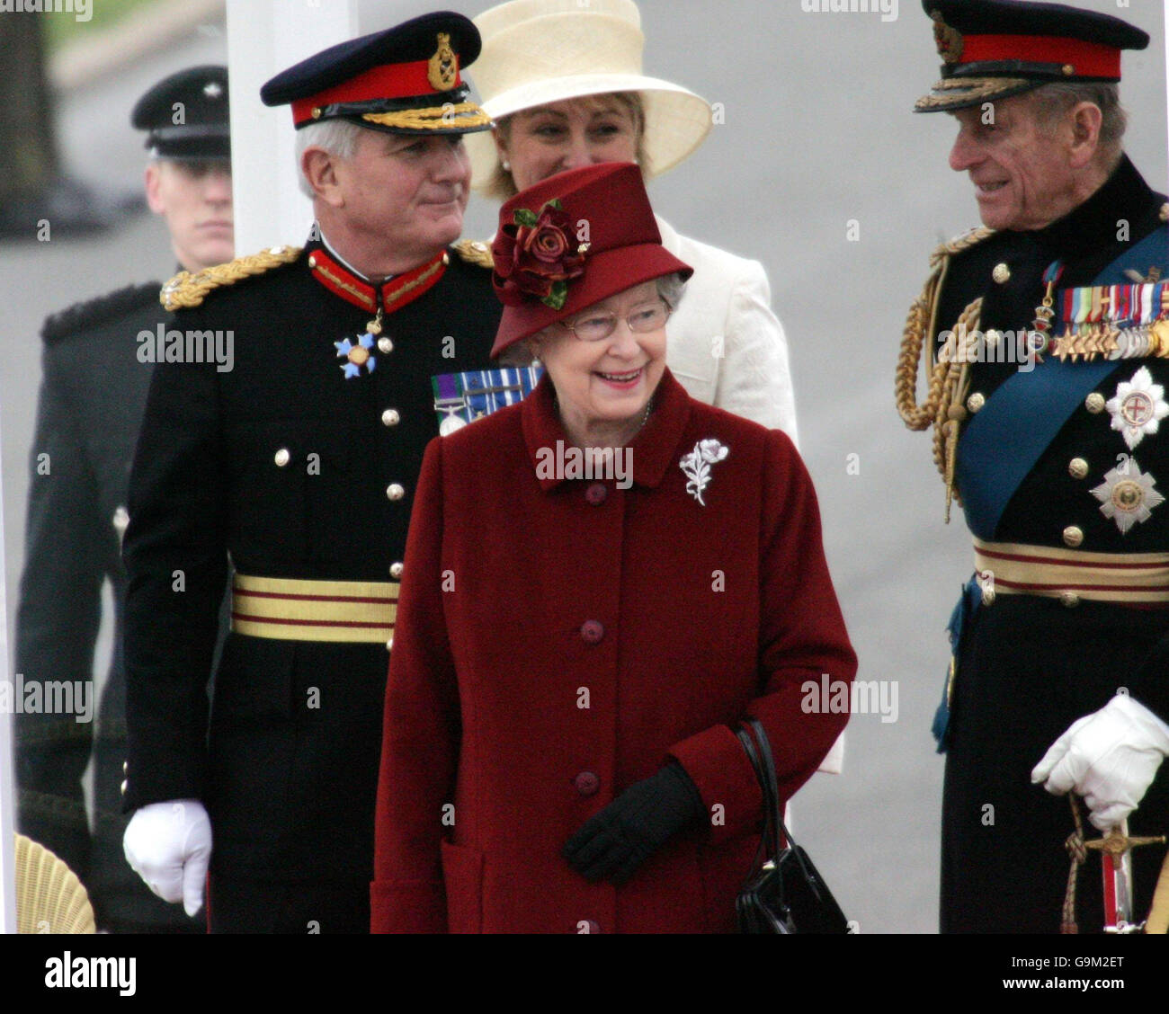 Prinz William wird in Sandhurst vorbeigehen. Die Königin kommt in Sandhurst an. Stockfoto