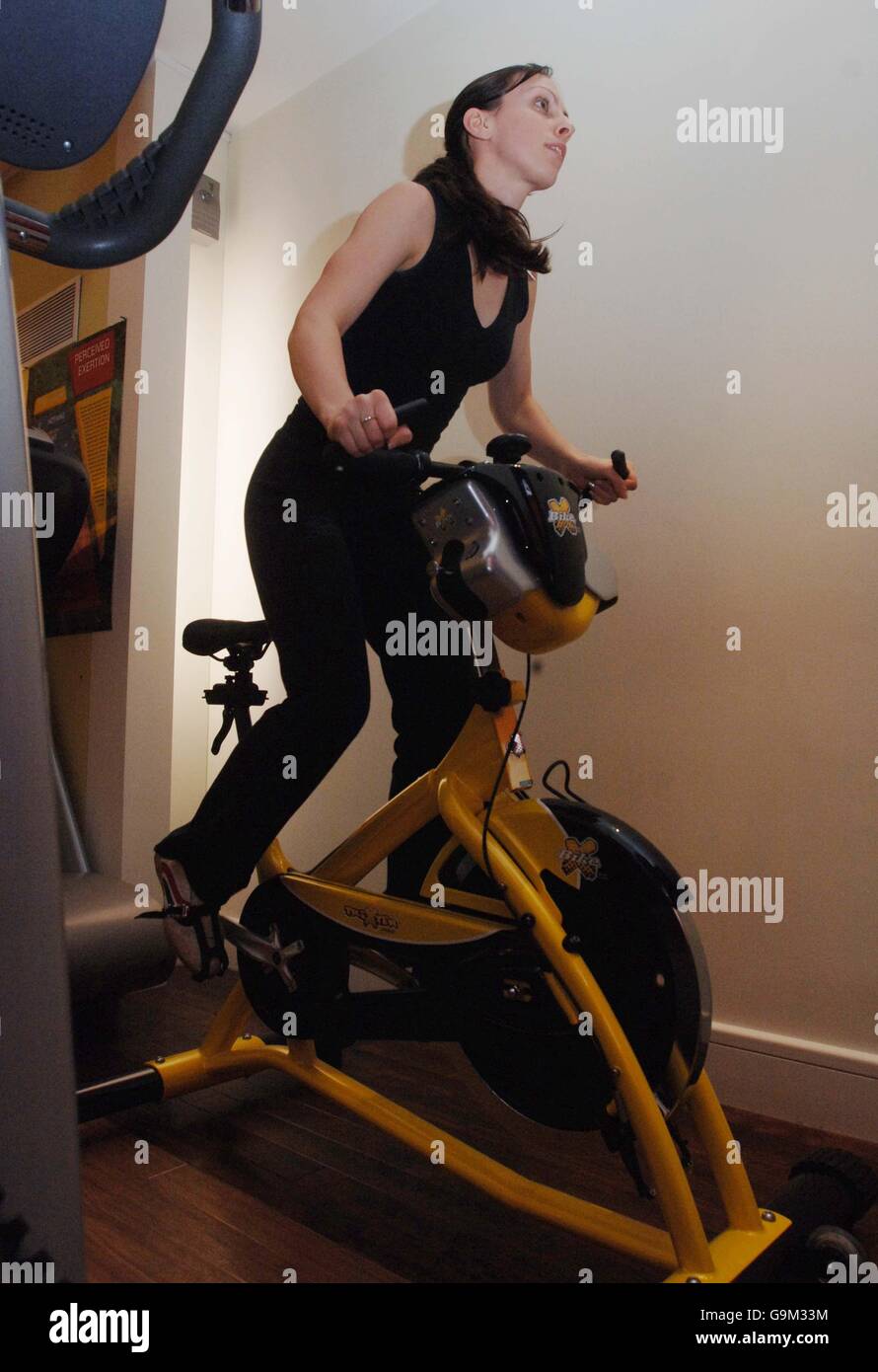 Melissa Chapman im Alter von 24 Jahren (ein Mitarbeiter) im Fitnessstudio im Calcot Spa in der Nähe von Tetbury. DRÜCKEN Sie VERBANDSFOTO. Bilddatum: Freitag, 1. Dezember 2006. Das Foto sollte Barry Batchelor/PA lauten Stockfoto