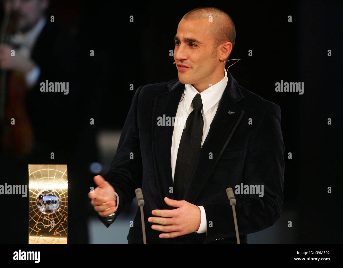 Fußball - FIFA World Player Gala 2006 - Opernhaus Zürich. Der Italiener Fabio Cannavaro hält eine Rede, nachdem er den FIFA World Player of the Year 2006 gewonnen hat Stockfoto