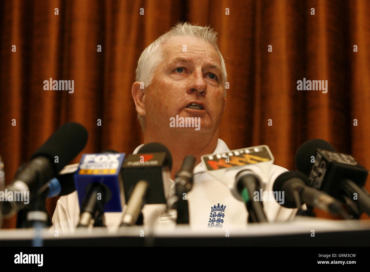 England-Coach Duncan Fletcher während einer Pressekonferenz im Team-Hotel in Perth, Australien. Stockfoto