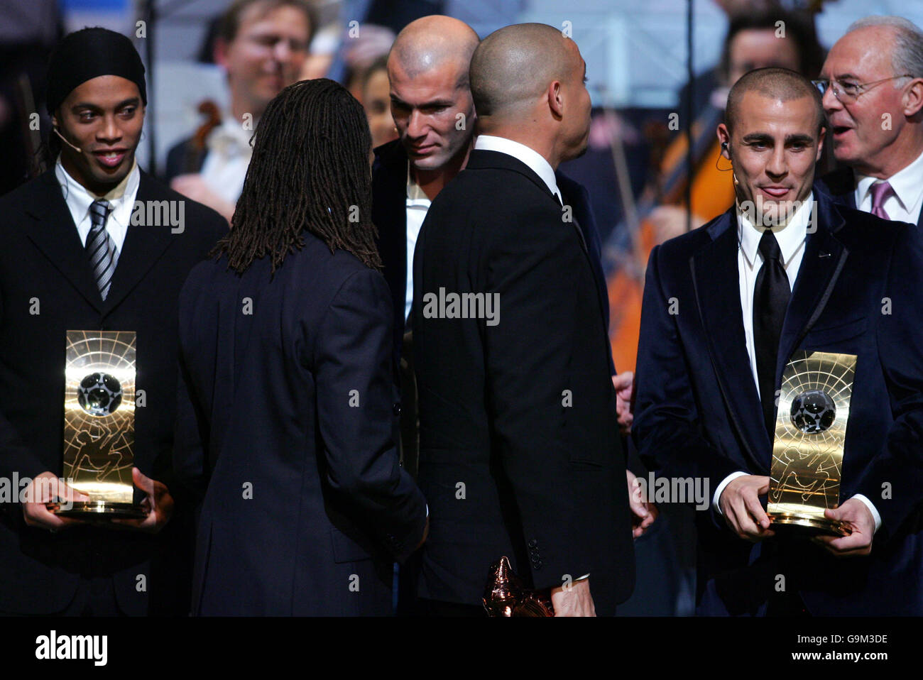 Fußball - FIFA World Player Gala 2006 - Opernhaus Zürich. Der Brasilianer Ronaldo blickt nach dem FIFA World Player of the Year 2006 auf den Sieger Fabio Cannavaro aus Italien Stockfoto