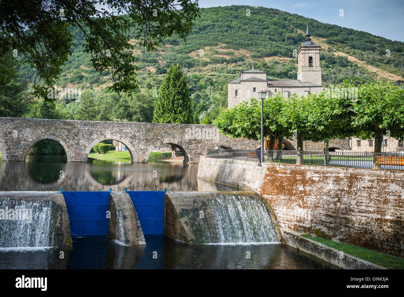 Brücke über den Fluss Meruelo, geschaffen in der Zeit des antiken Rom. Stockfoto