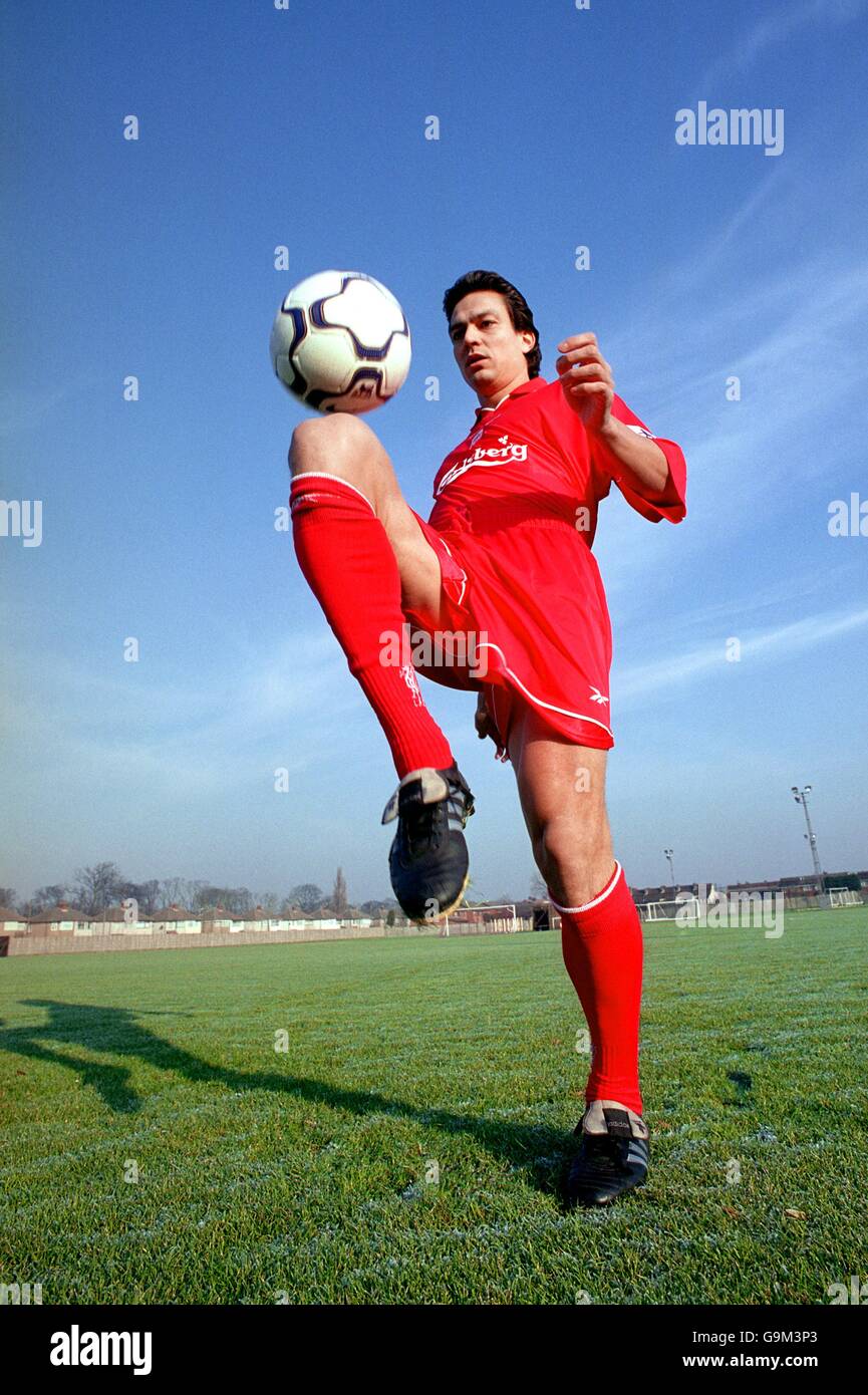 Fußball - FA Carling Premiership - Jari Litmanen Feature. Liverpools Neuzugang Jari Litmanen übt seine Ballkünste in Melwood, dem Trainingsgelände von Liverpool Stockfoto