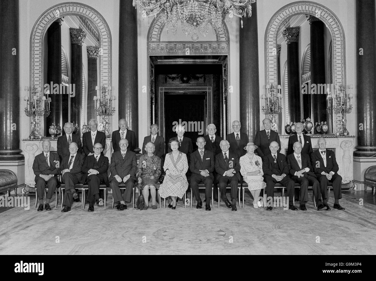 Royalty - Queen mit Mitgliedern des Verdienstordens - Buckingham Palace Stockfoto