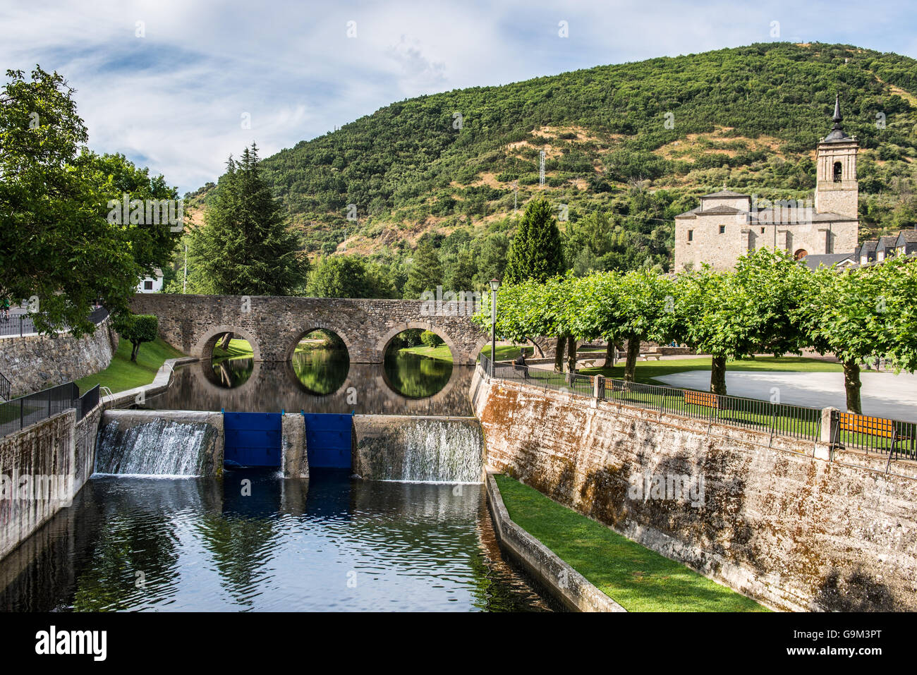 Brücke über den Fluss Meruelo, geschaffen in der Zeit des antiken Rom. Stockfoto