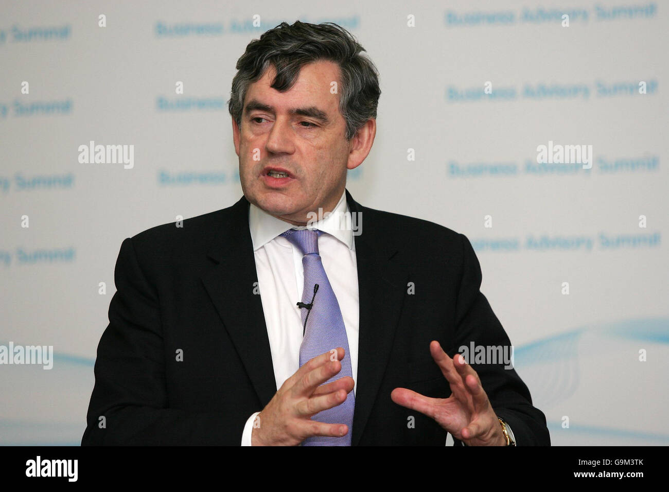 Der britische Bundeskanzler Gordon Brown spricht bei einem Business Advisory Summit im Finanzministerium in London zu den Delegierten. Stockfoto