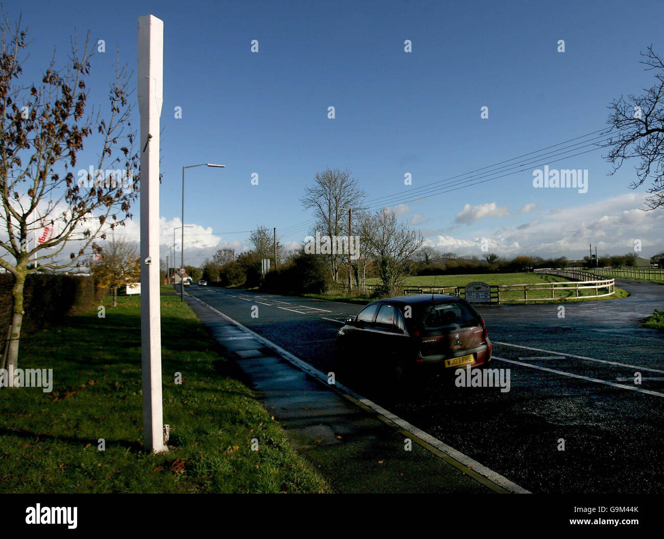Von einer Blitzerkamera auf der A370 in Hewish bleibt nur noch ein weißer Pfosten übrig, nachdem die Kamera vor kurzem angezündet und entfernt wurde, Stockfoto