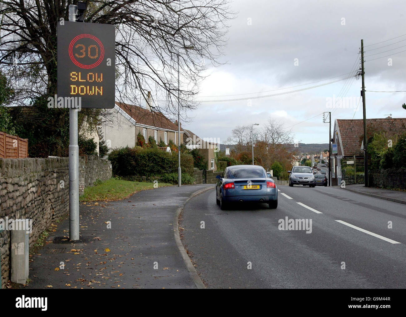An der Stelle, an der vor kurzem eine frühere Radarkamera abgebrannt wurde, wurde ein Slow-Schild auf der A370 aufgestellt. Stockfoto