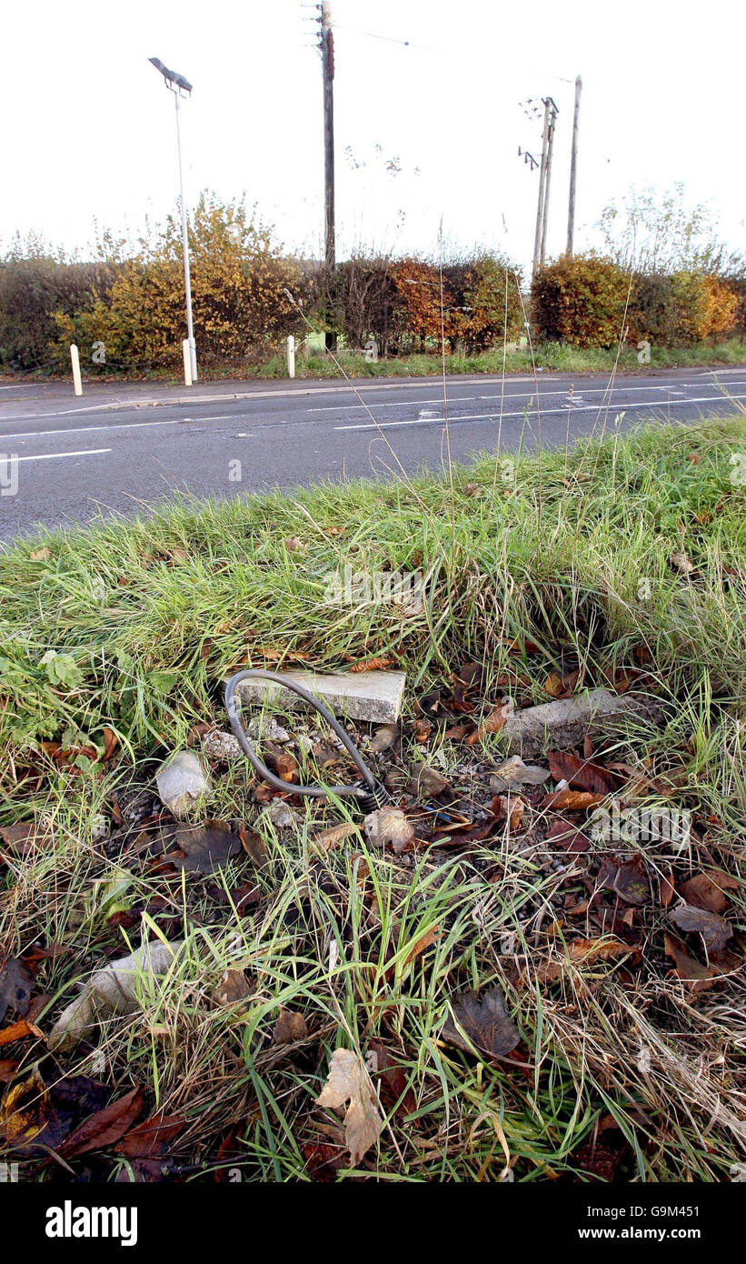 Die Überreste einer Blitzerkamera sind auf der A370 gegenüber dem Dew Drop Inn in der Nähe von Bristol zu sehen. Stockfoto