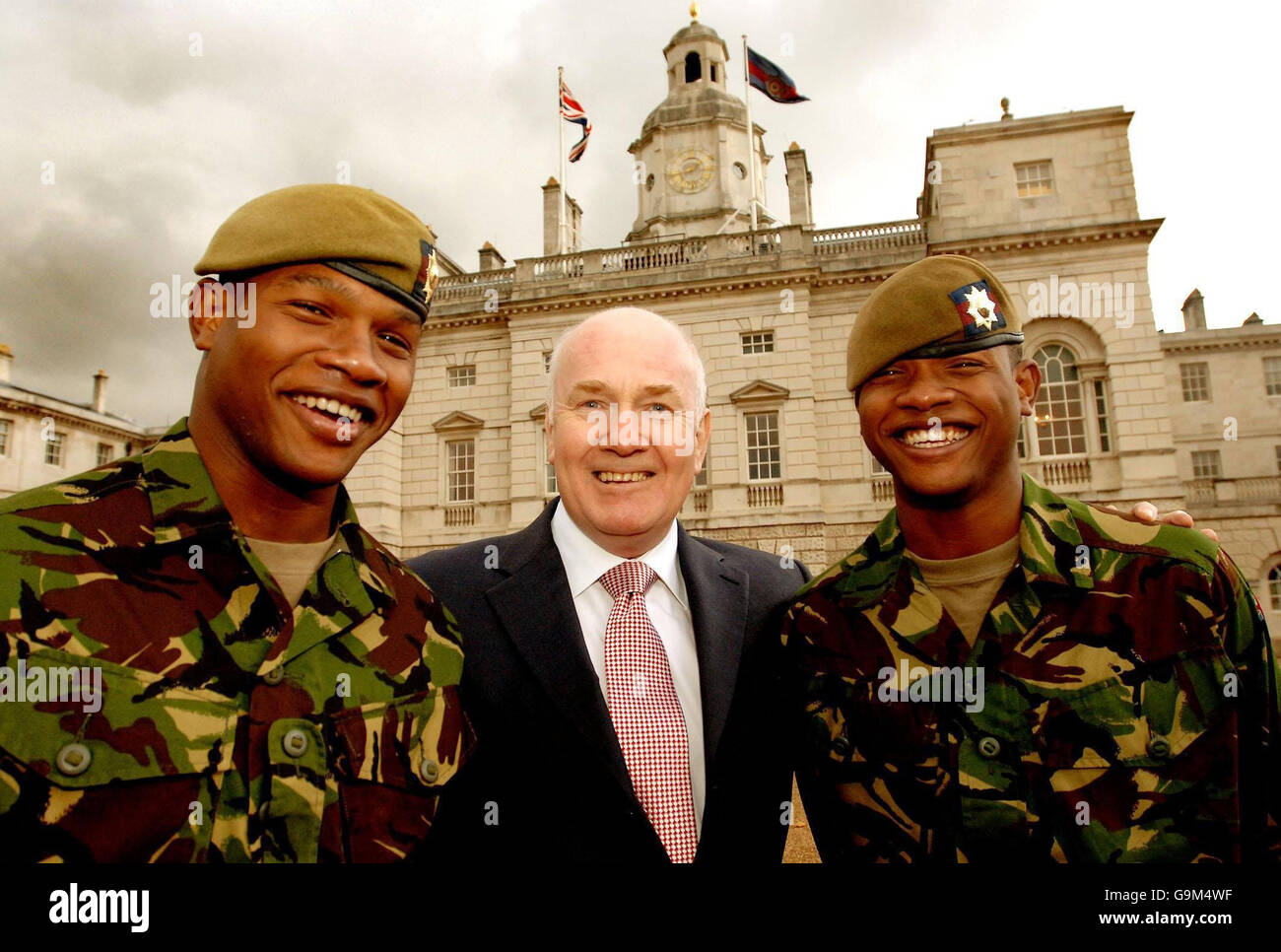 Innenminister John Reid mit den Zwillingsbrüdern Duran (links) und Juran Guscott (19), die aus Jamaika nach Großbritannien kamen, um sich den Coldstream Guards anzuschließen, bei der Horse Guards Parade im Zentrum von London. Stockfoto