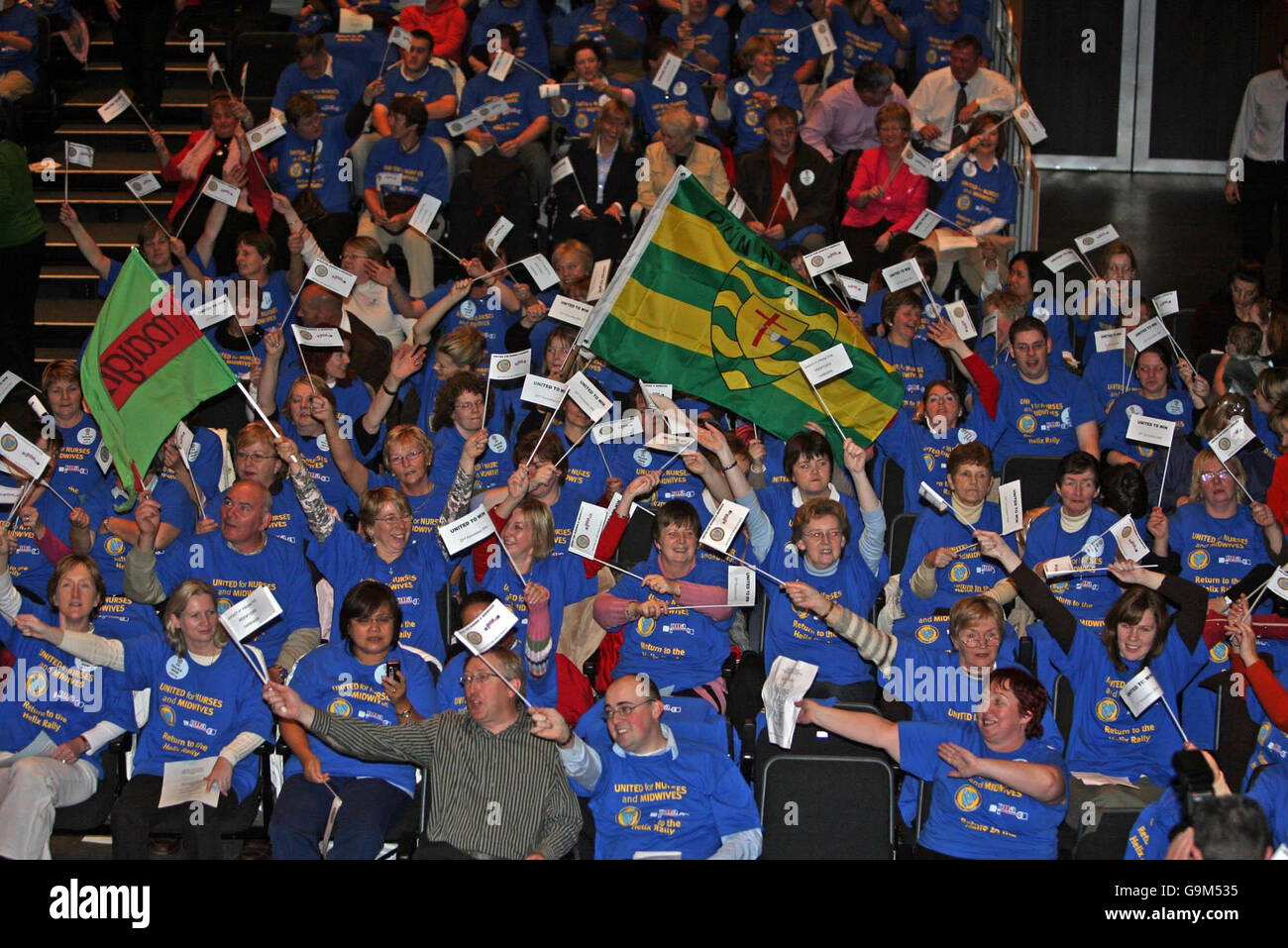 Krankenschwestern und Hebammen protestieren für bessere Bezahlung und Bedingungen bei Das Helix Theater in Dublin Stockfoto