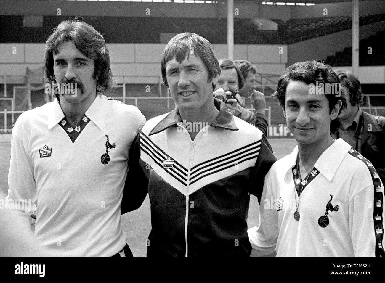 Tottenham Hotspur Manager Keith Burkinshaw (c) mit den beiden Neuverpflichtungen des Clubs aus Argentinien, Ricardo Villa (l) und Osvaldo Ardiles (r) Stockfoto