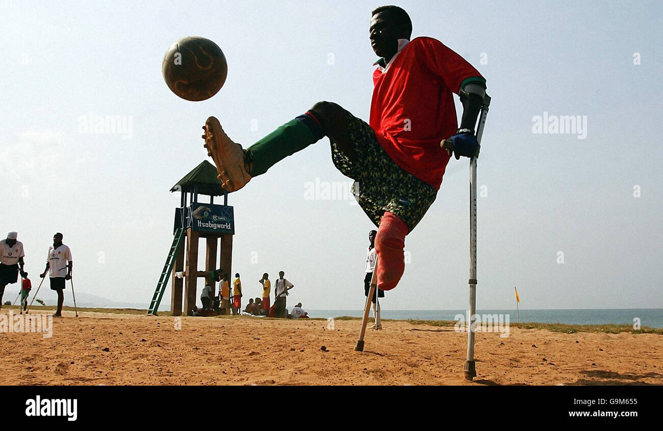 Die Single Leg Amputee Fußballmannschaft übt an einem Strand in der Nähe von Freetown, Sierra Leone. Stockfoto