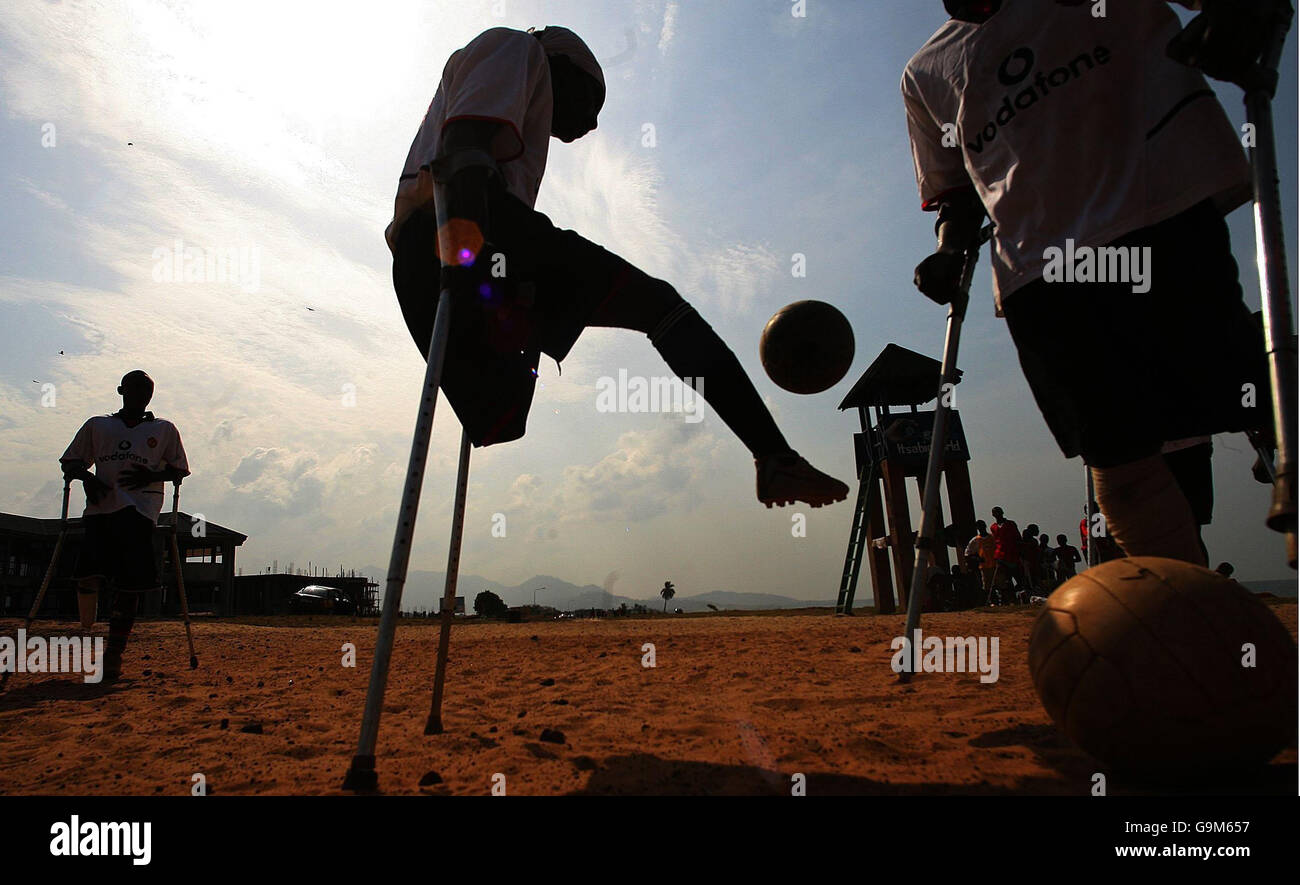 Die Single Leg Amputee Fußballmannschaft übt an einem Strand in der Nähe von Freetown, Sierra Leone. Stockfoto