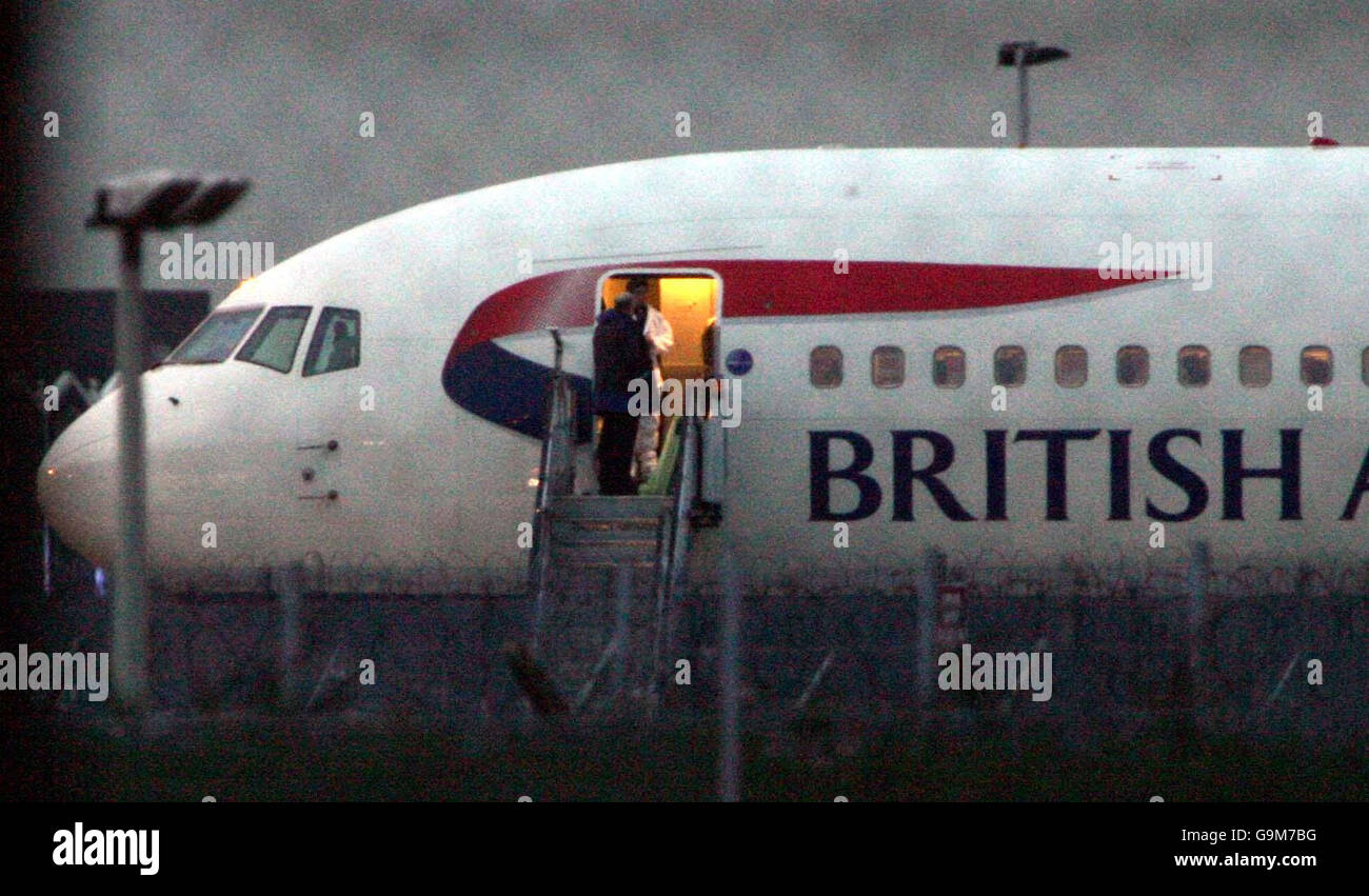 Einer von zwei British Airways 767 Jetlinern, die radioaktive Spuren gefunden wurden, wurde auf der Wartungsfläche des Londoner Flughafens Heathrow untersucht. Stockfoto